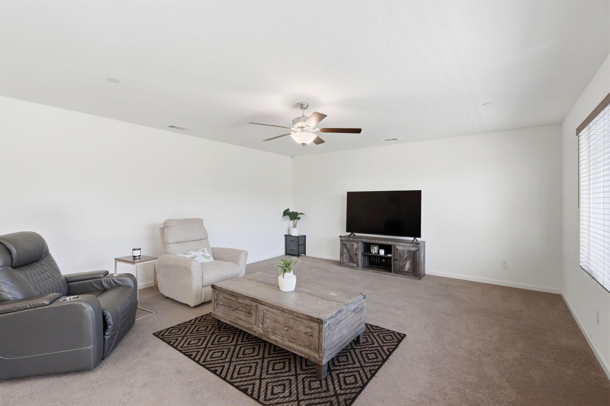 1033 E Loyola Ave, Visalia, CA 93292