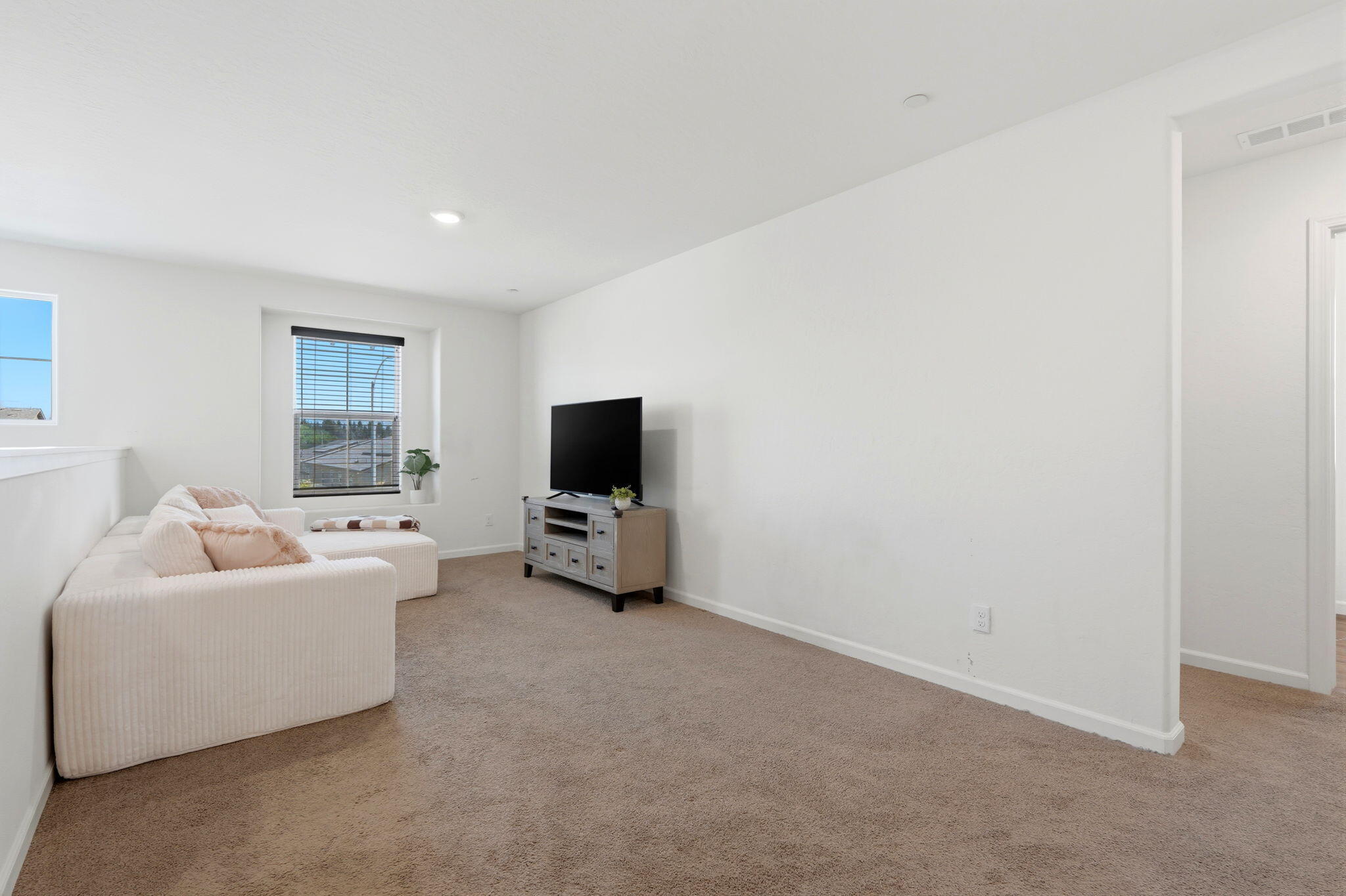 1033 E Loyola Ave, Visalia, CA 93292