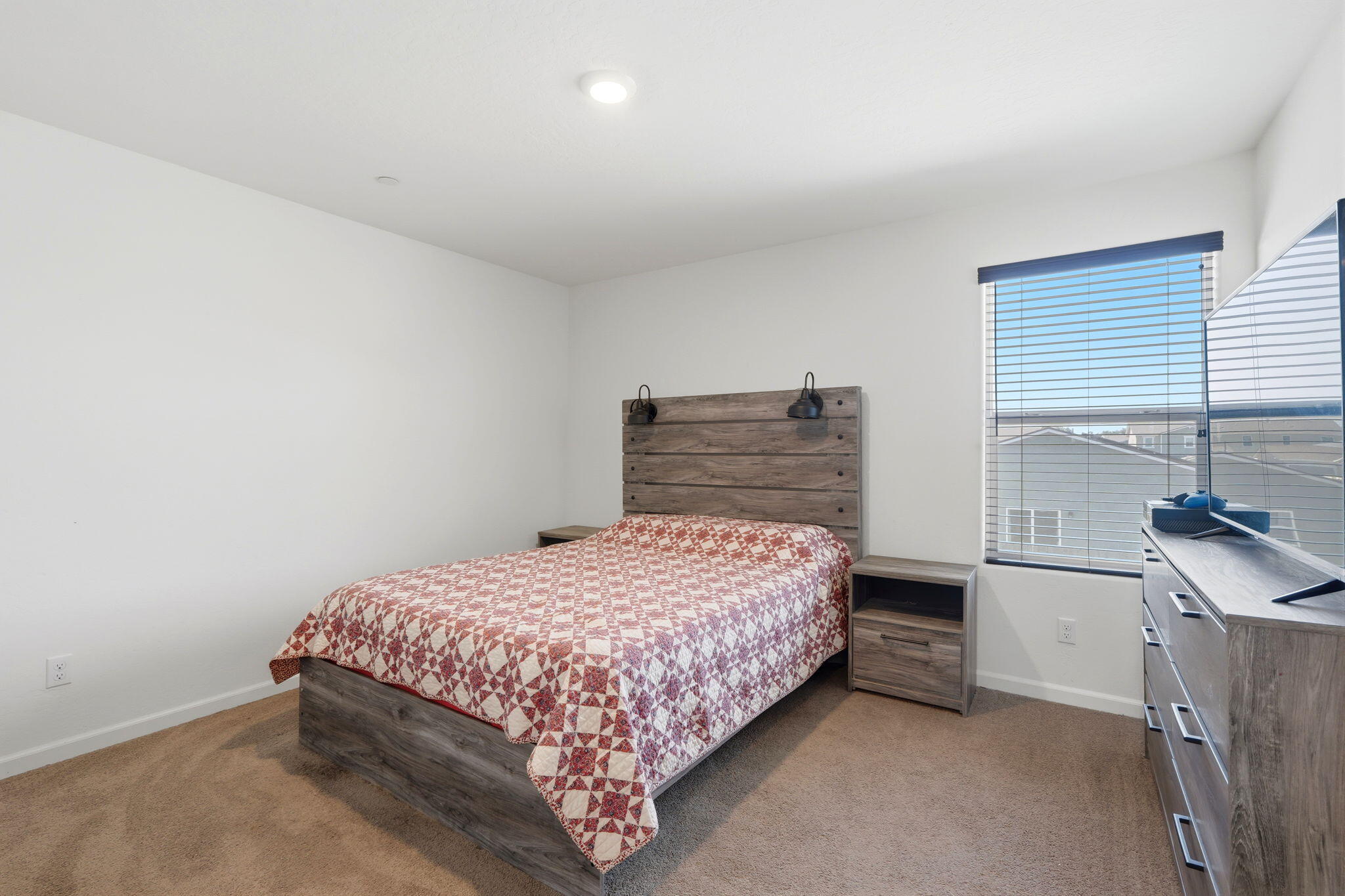 1033 E Loyola Ave, Visalia, CA 93292