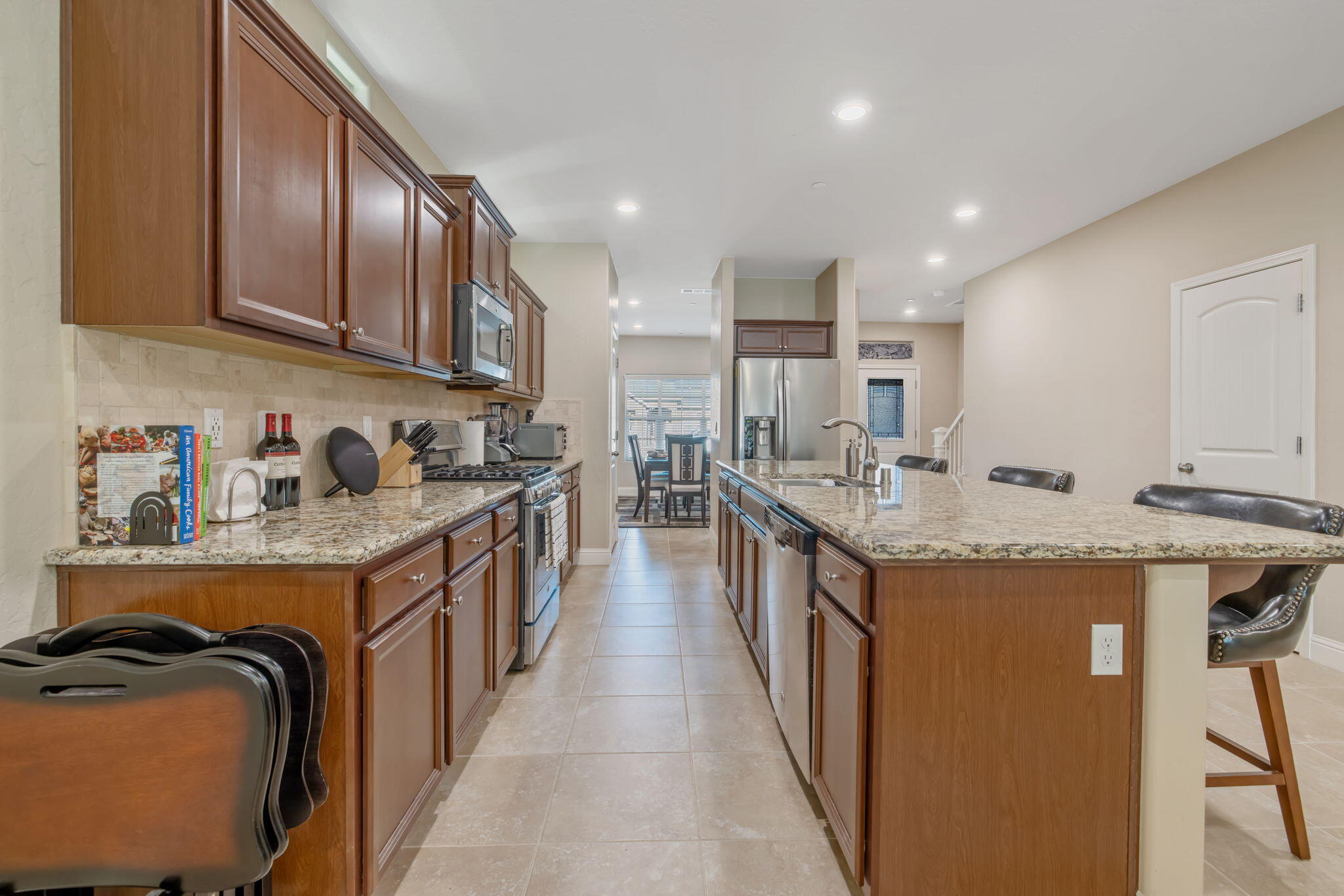 2305 N Fairway Ct, Visalia, CA 93291