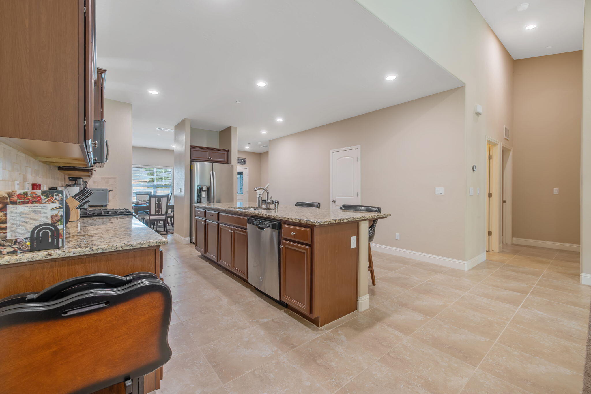 2305 N Fairway Ct, Visalia, CA 93291