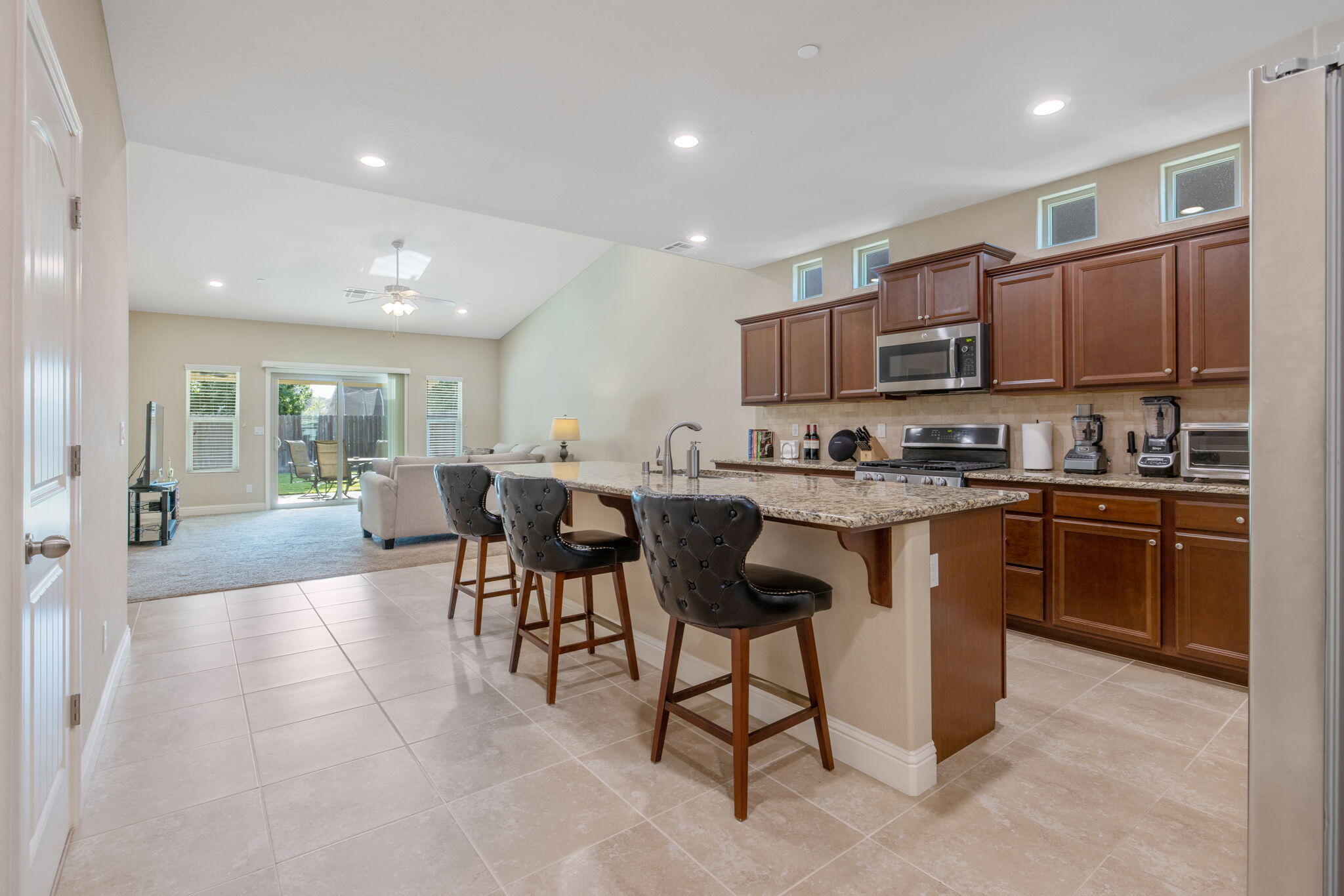 2305 N Fairway Ct, Visalia, CA 93291