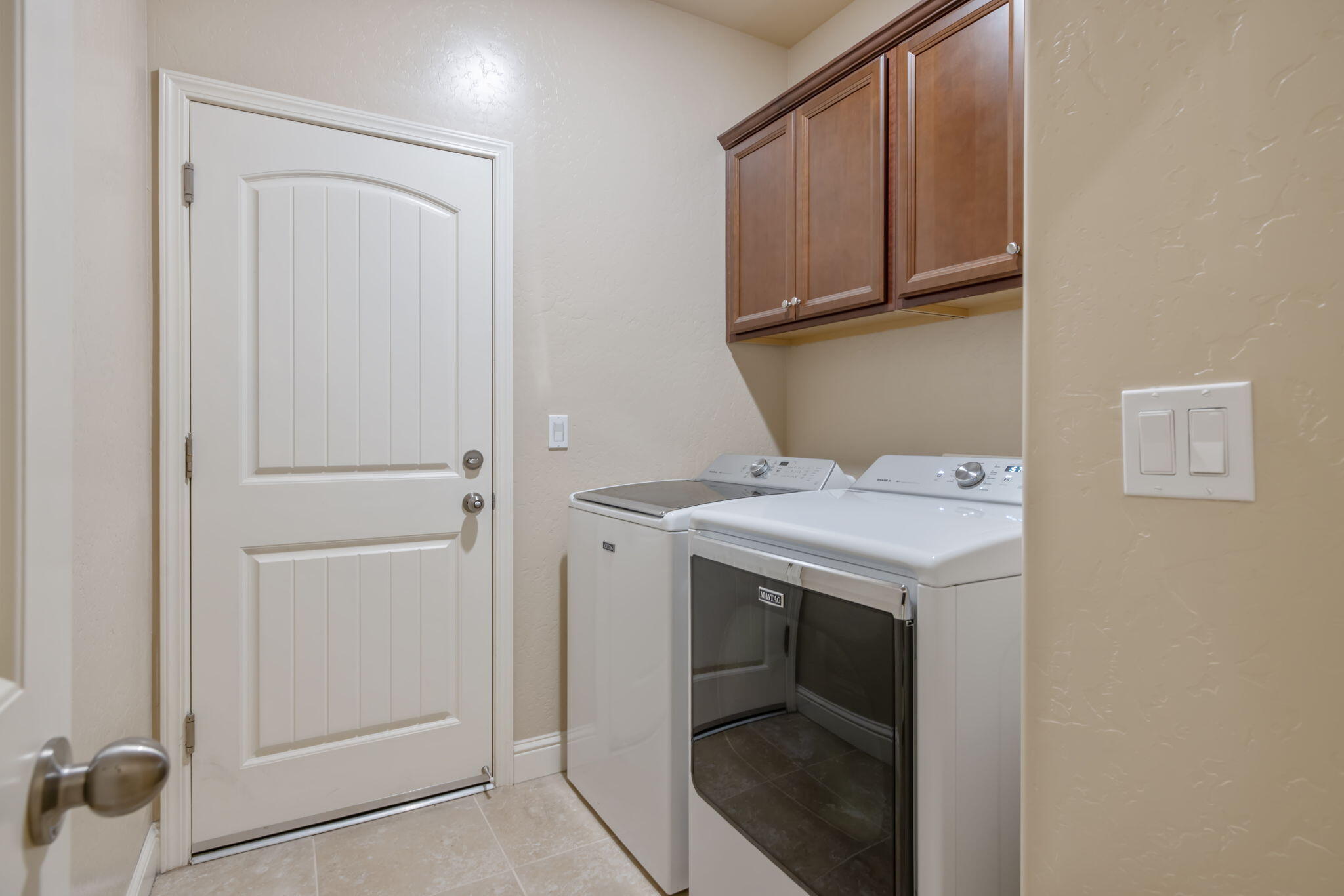2305 N Fairway Ct, Visalia, CA 93291