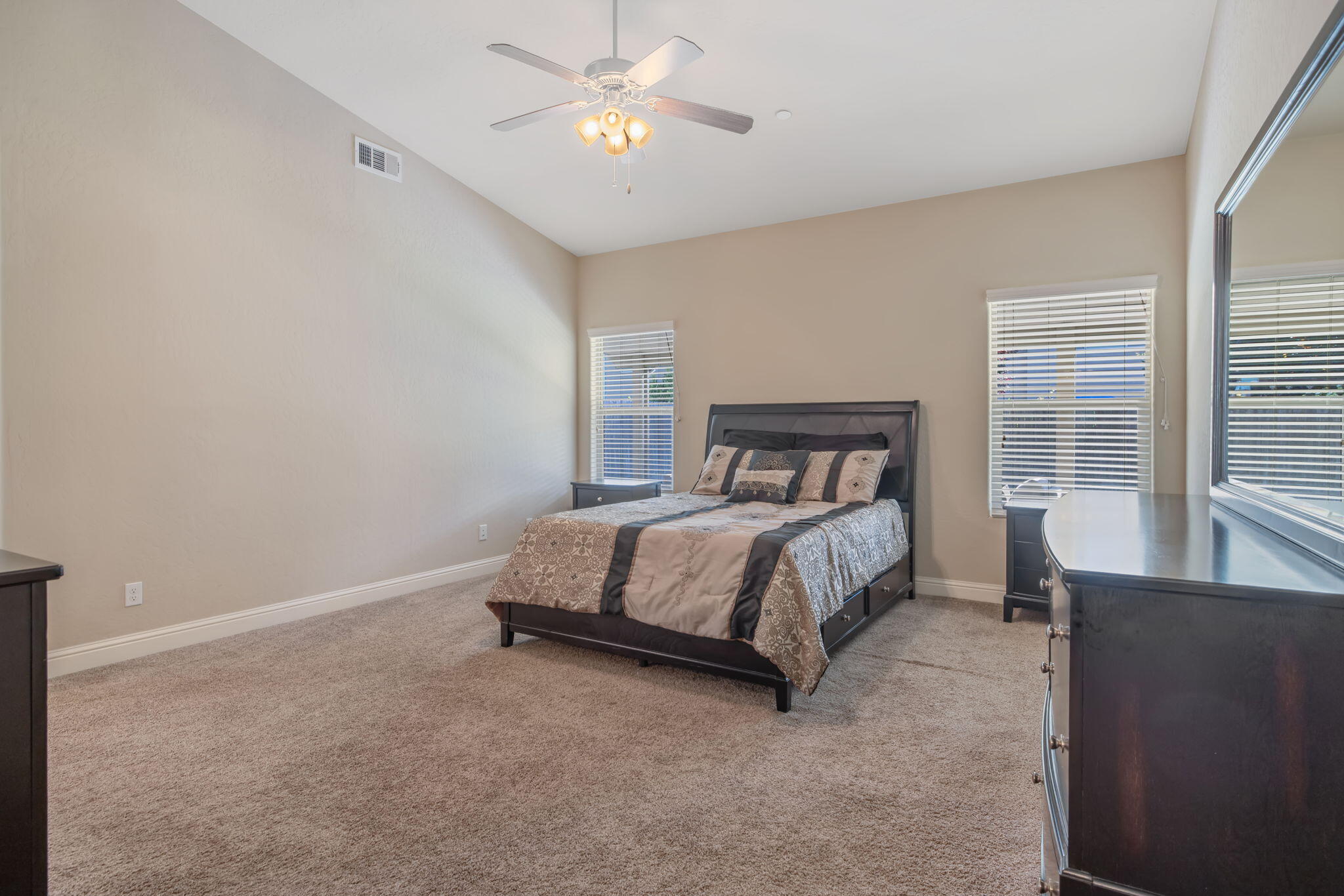 2305 N Fairway Ct, Visalia, CA 93291