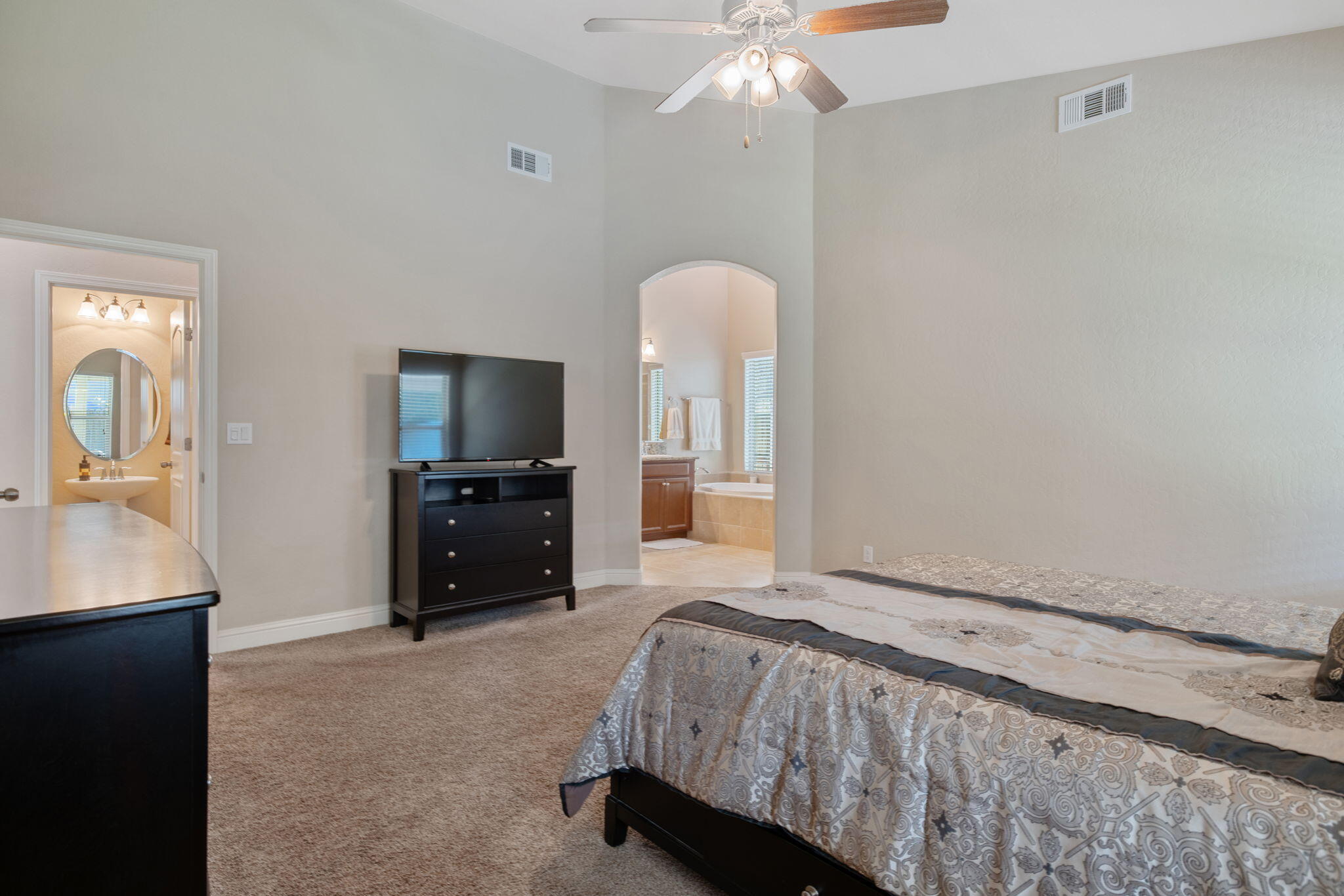 2305 N Fairway Ct, Visalia, CA 93291