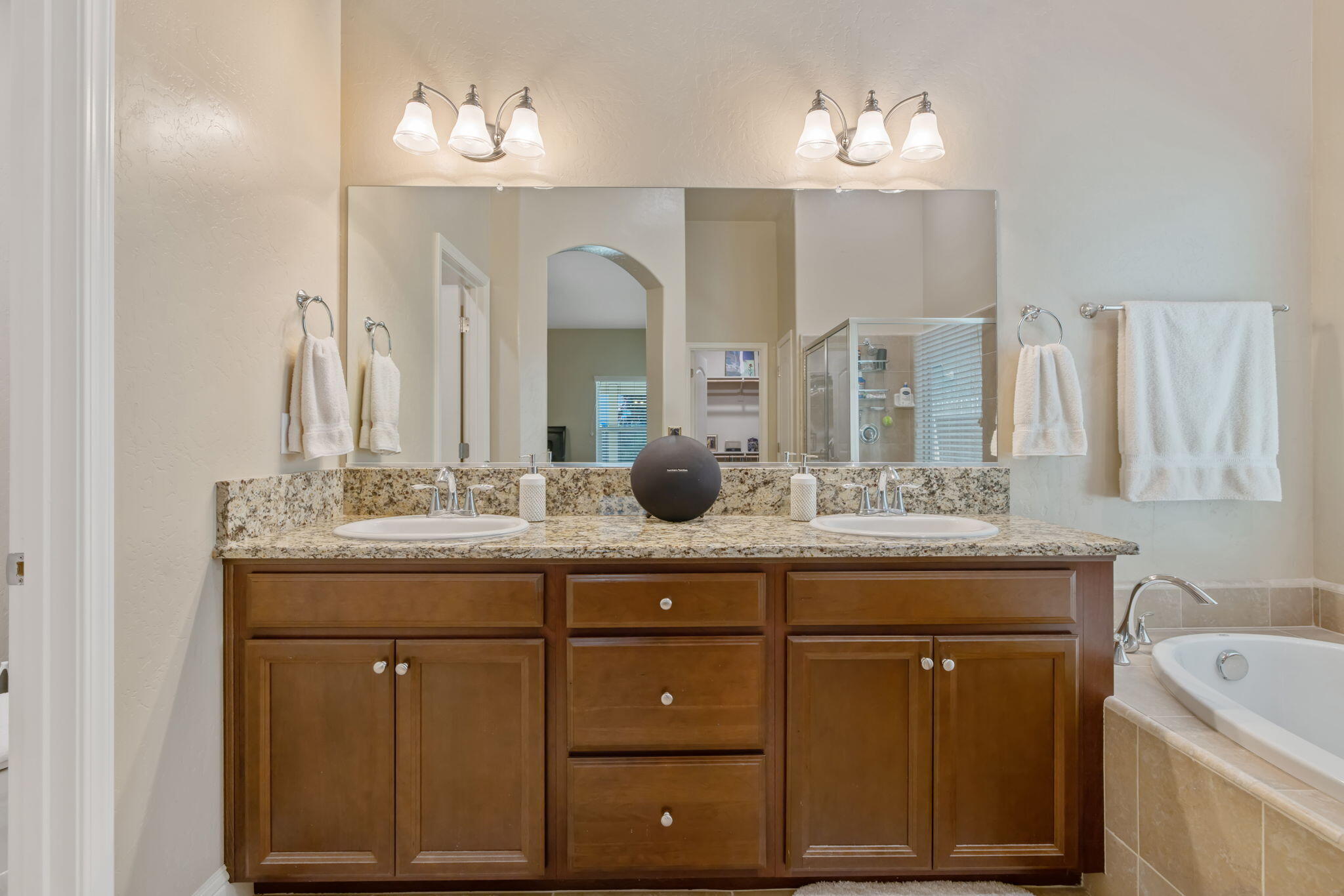 2305 N Fairway Ct, Visalia, CA 93291