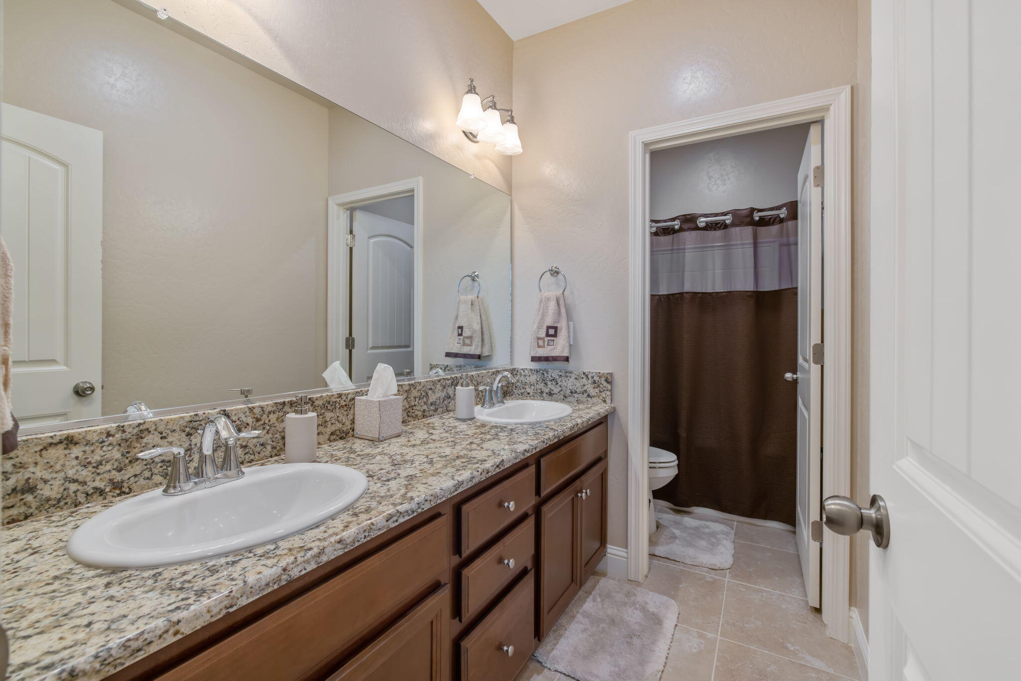 2305 N Fairway Ct, Visalia, CA 93291