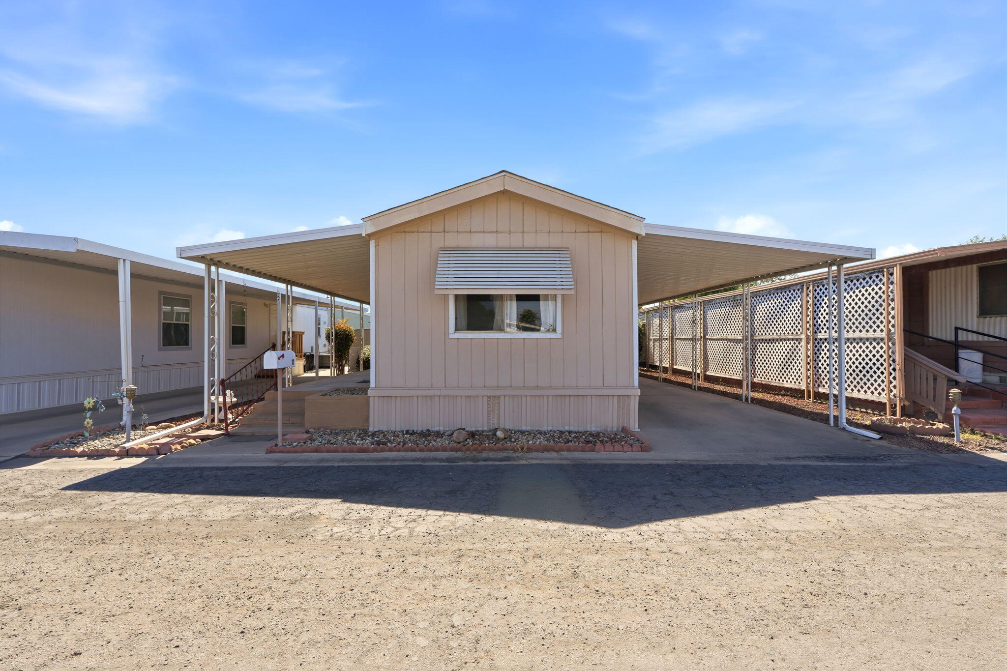550 W Hermosa St #11, Lindsay, CA 93247