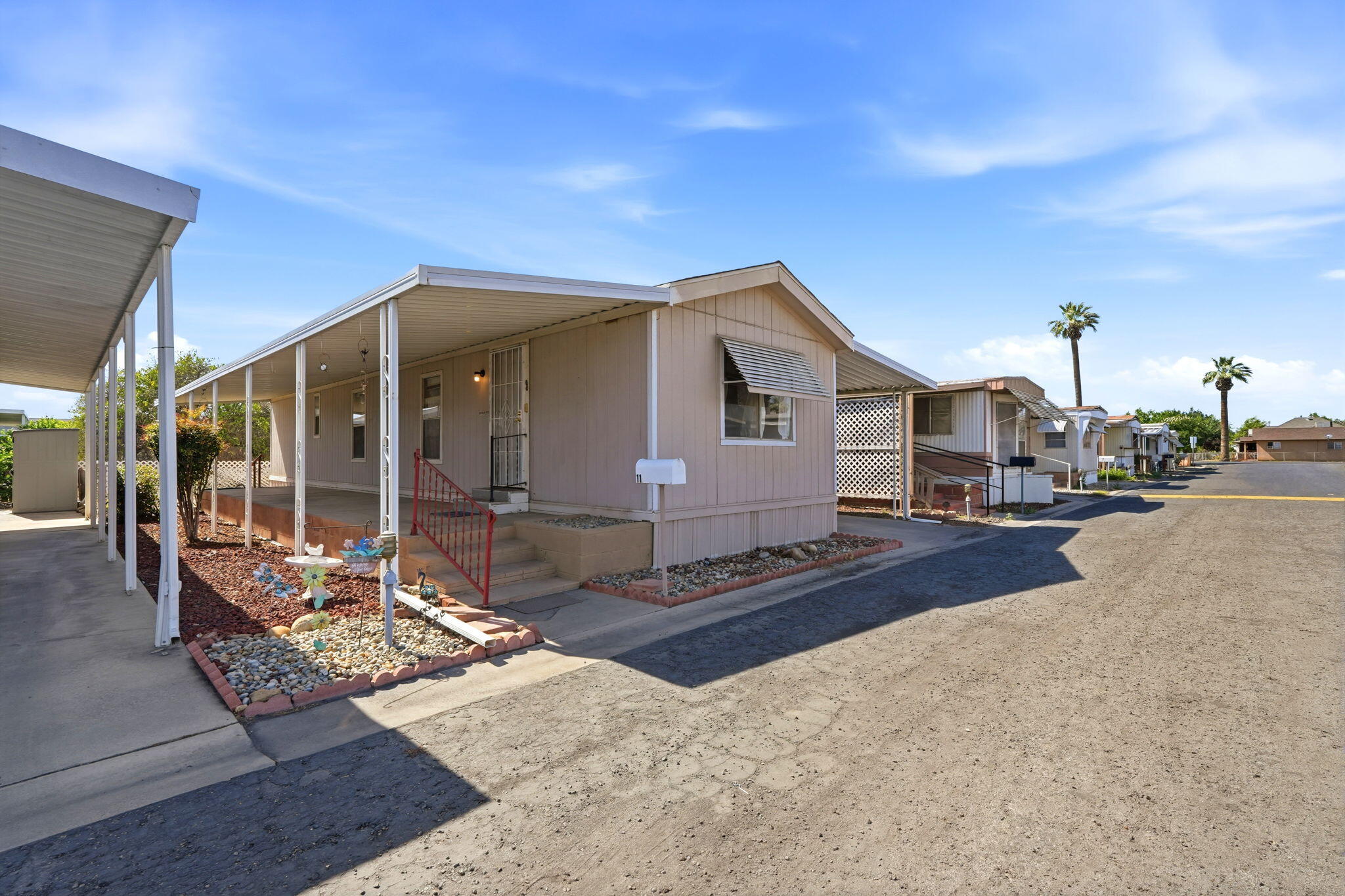 550 W Hermosa St #11, Lindsay, CA 93247