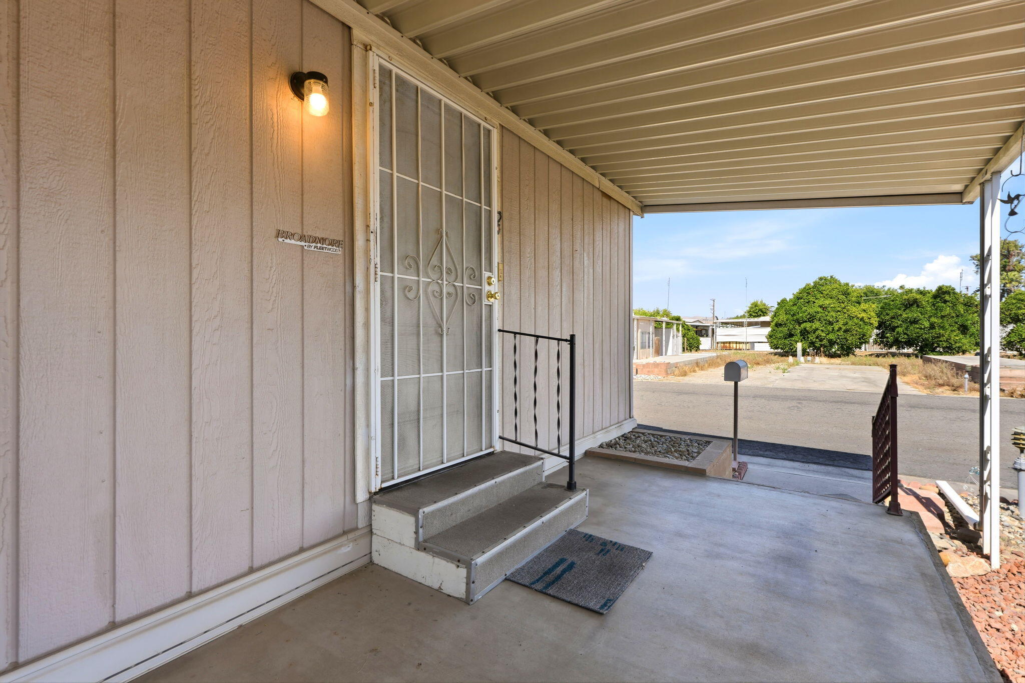 550 W Hermosa St #11, Lindsay, CA 93247