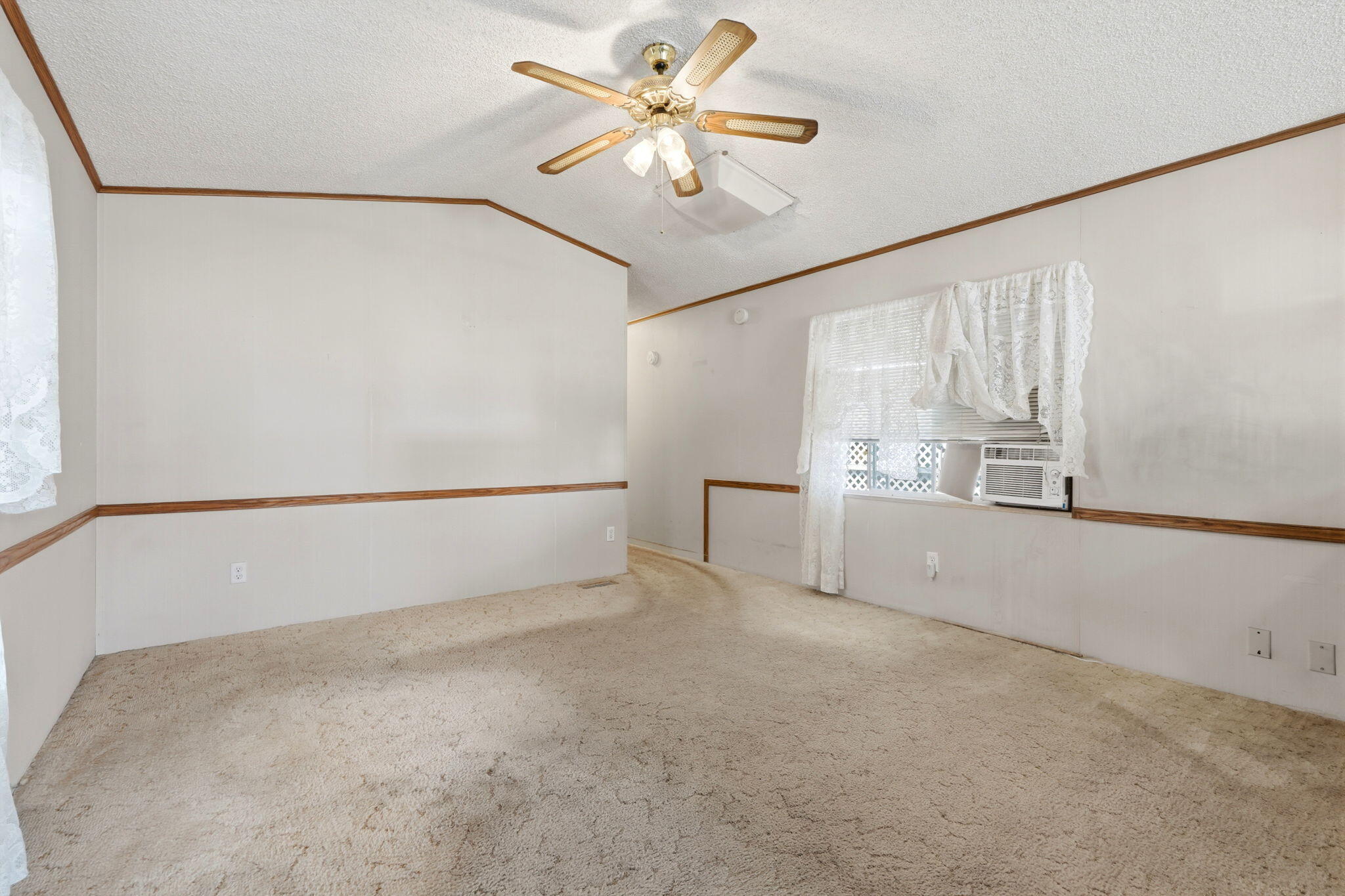550 W Hermosa St #11, Lindsay, CA 93247