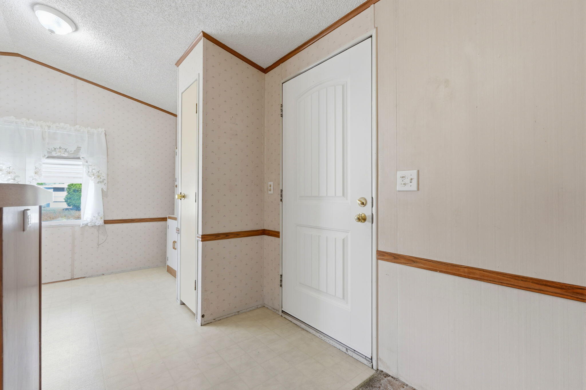 550 W Hermosa St #11, Lindsay, CA 93247