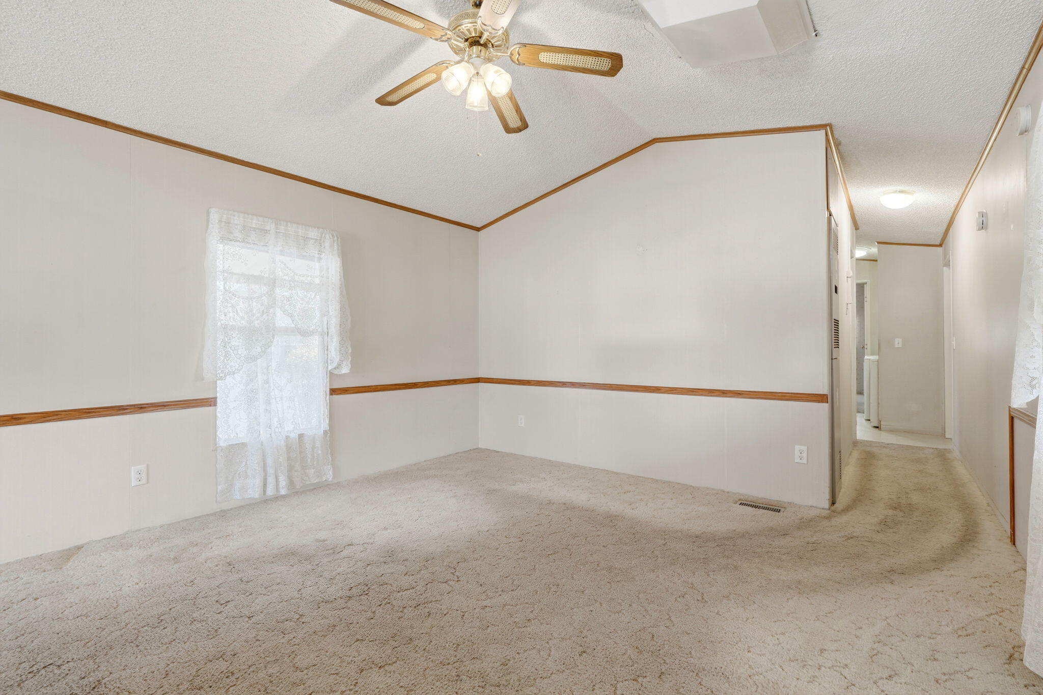 550 W Hermosa St #11, Lindsay, CA 93247