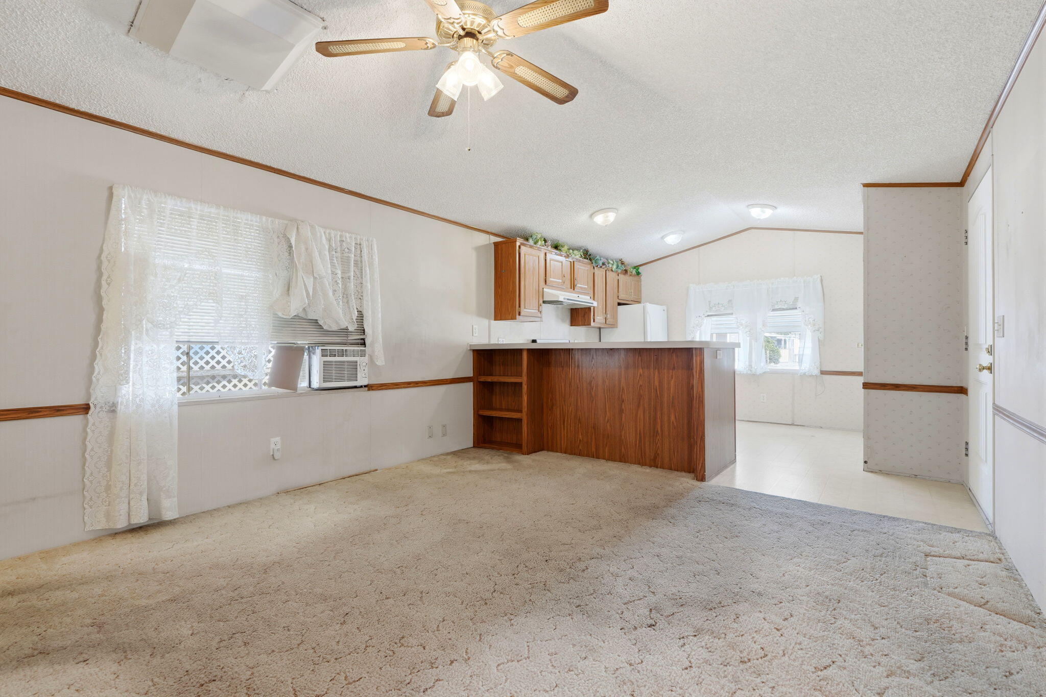 550 W Hermosa St #11, Lindsay, CA 93247