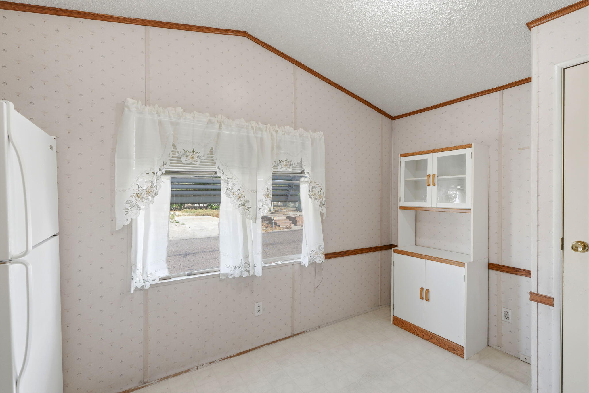 550 W Hermosa St #11, Lindsay, CA 93247