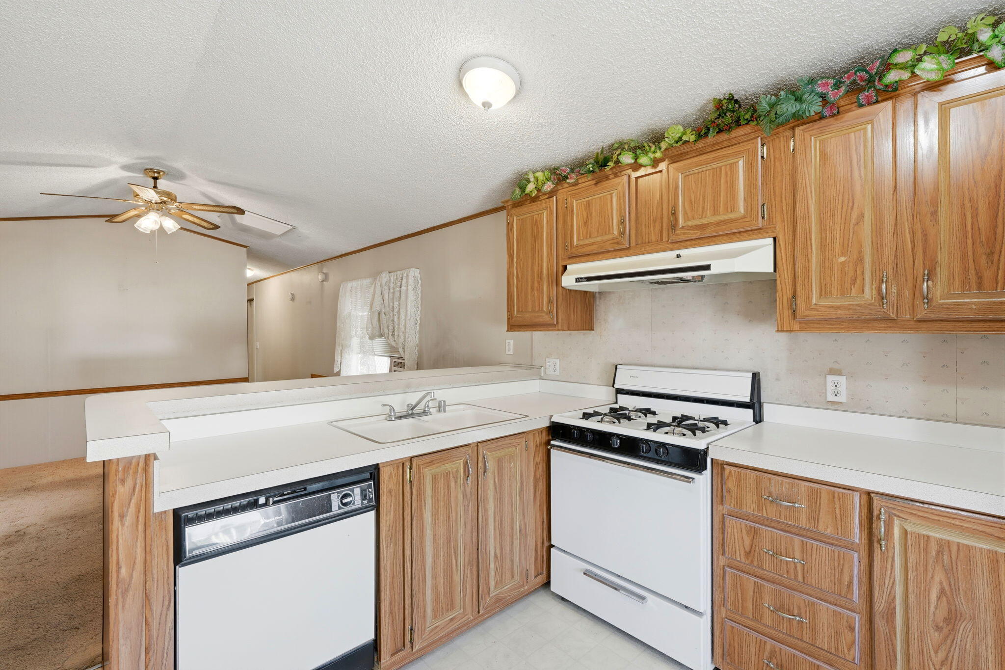 550 W Hermosa St #11, Lindsay, CA 93247