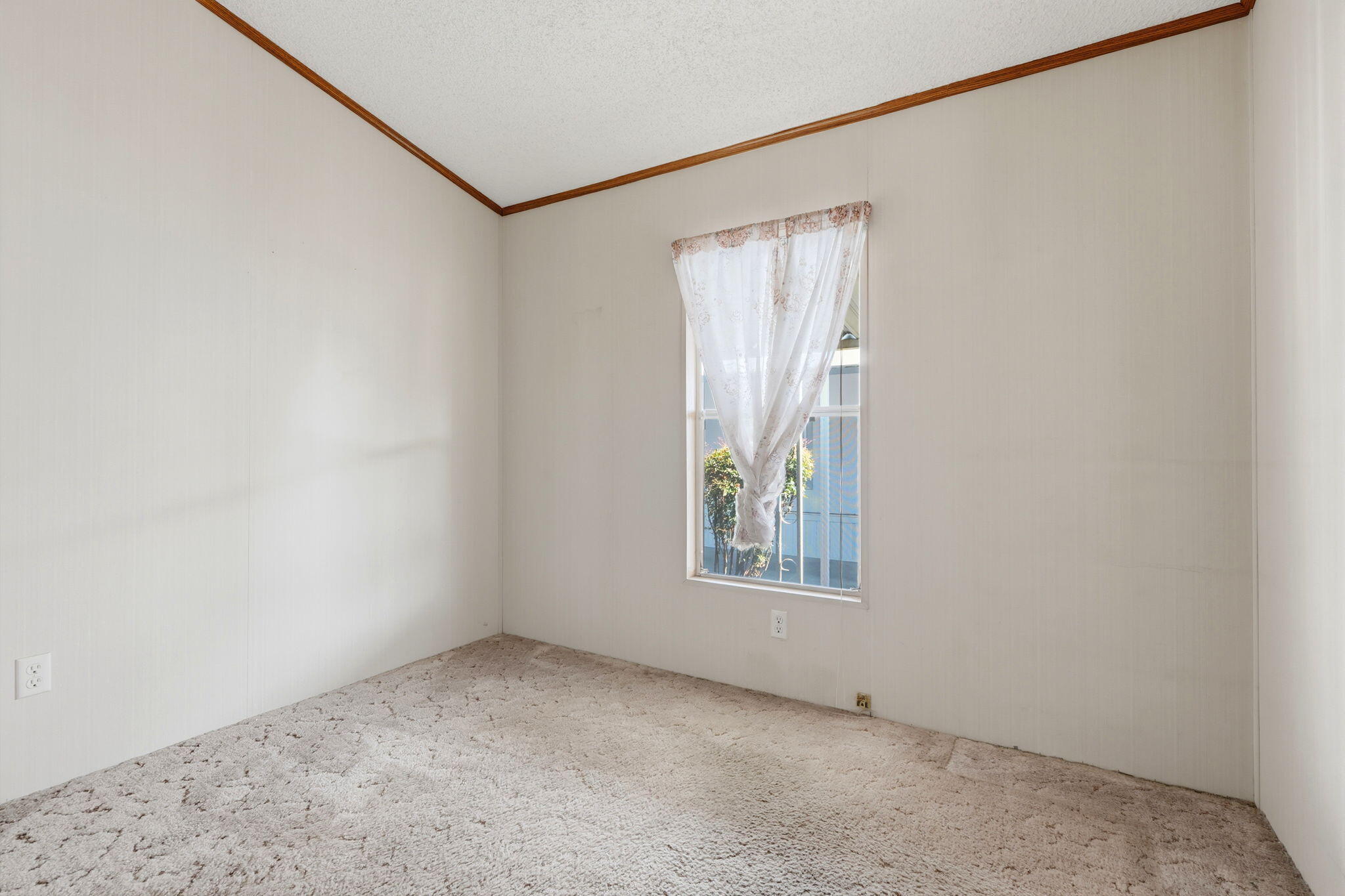550 W Hermosa St #11, Lindsay, CA 93247
