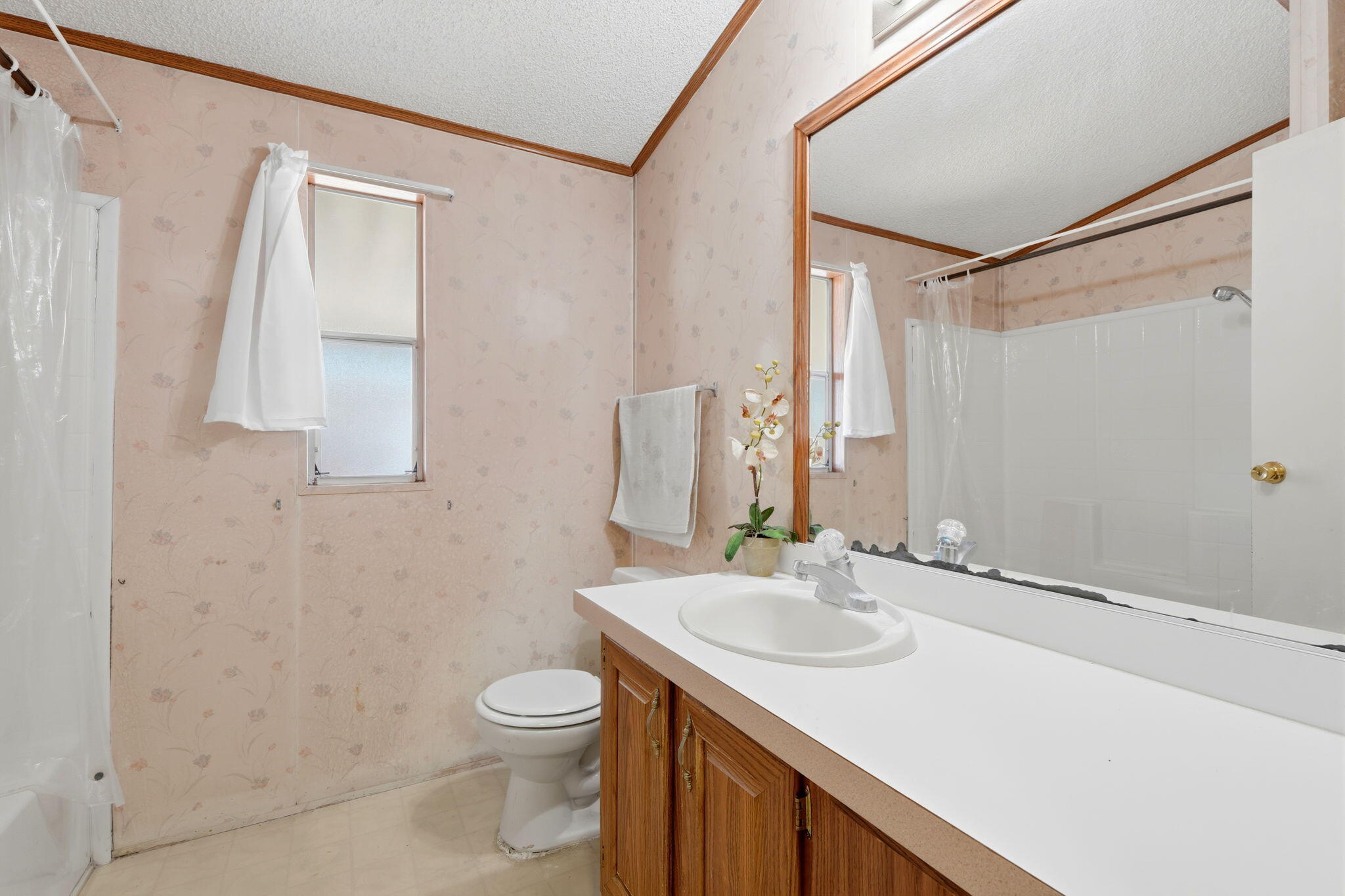 550 W Hermosa St #11, Lindsay, CA 93247