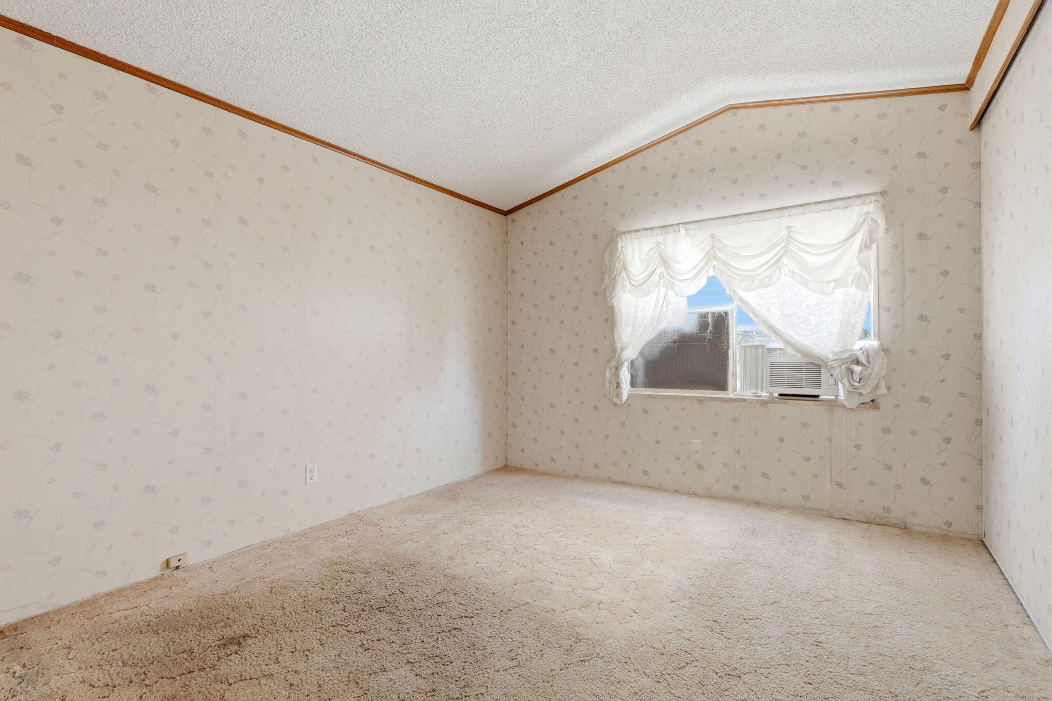 550 W Hermosa St #11, Lindsay, CA 93247