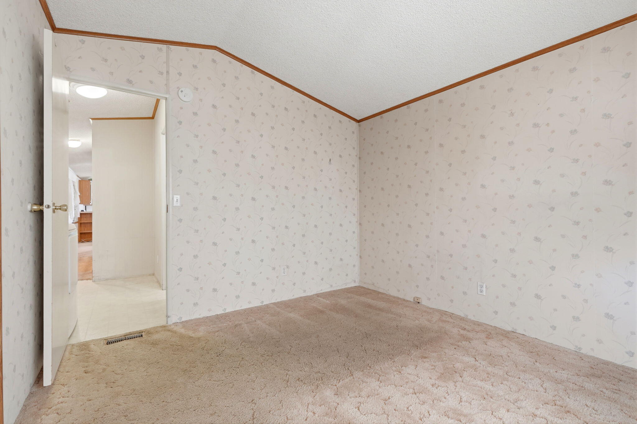 550 W Hermosa St #11, Lindsay, CA 93247