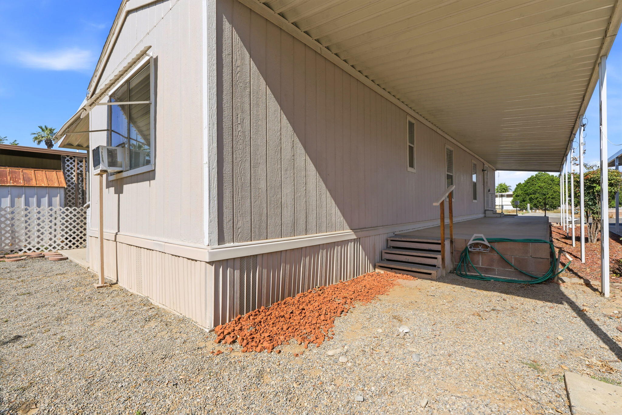 550 W Hermosa St #11, Lindsay, CA 93247