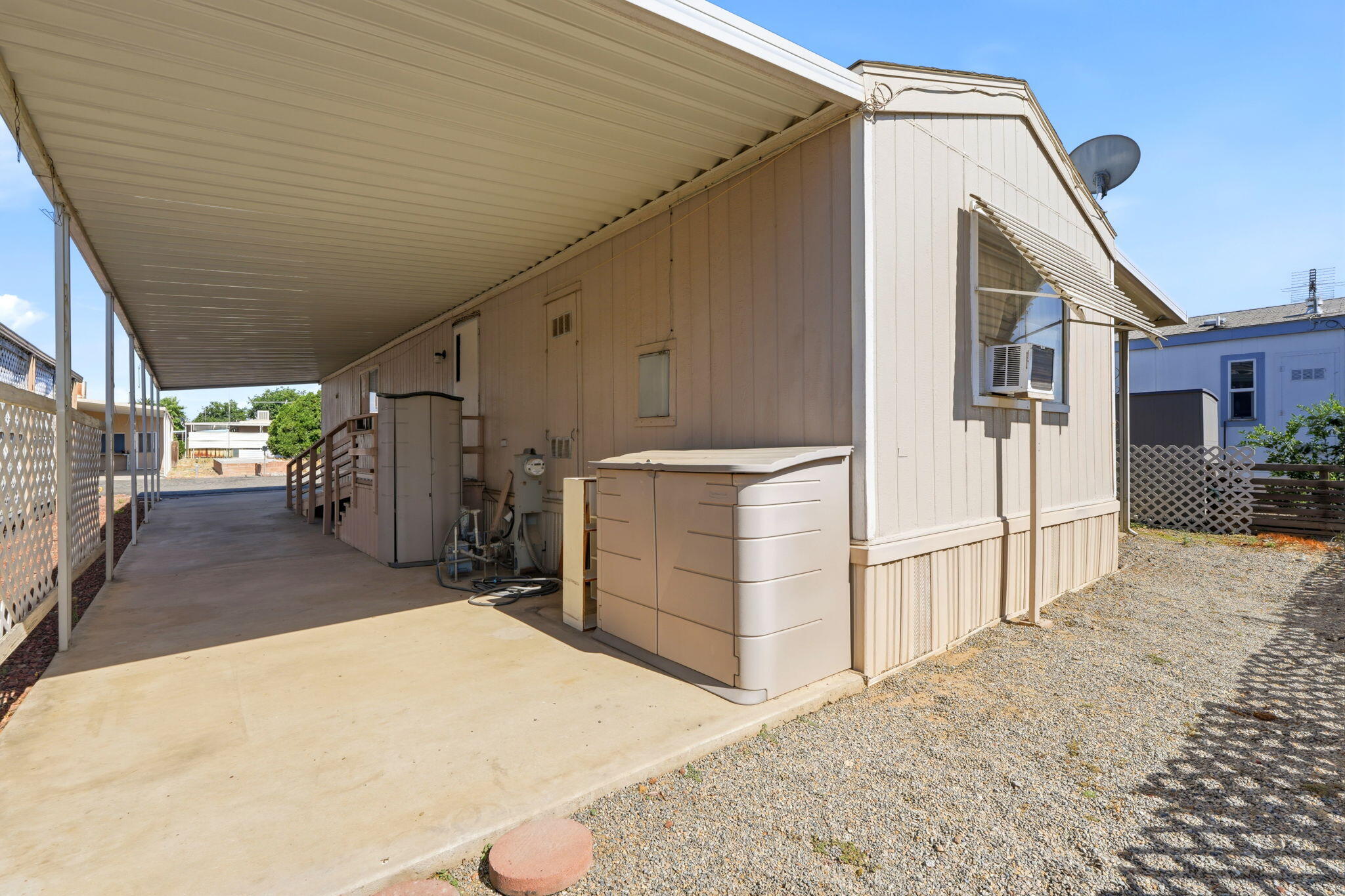550 W Hermosa St #11, Lindsay, CA 93247