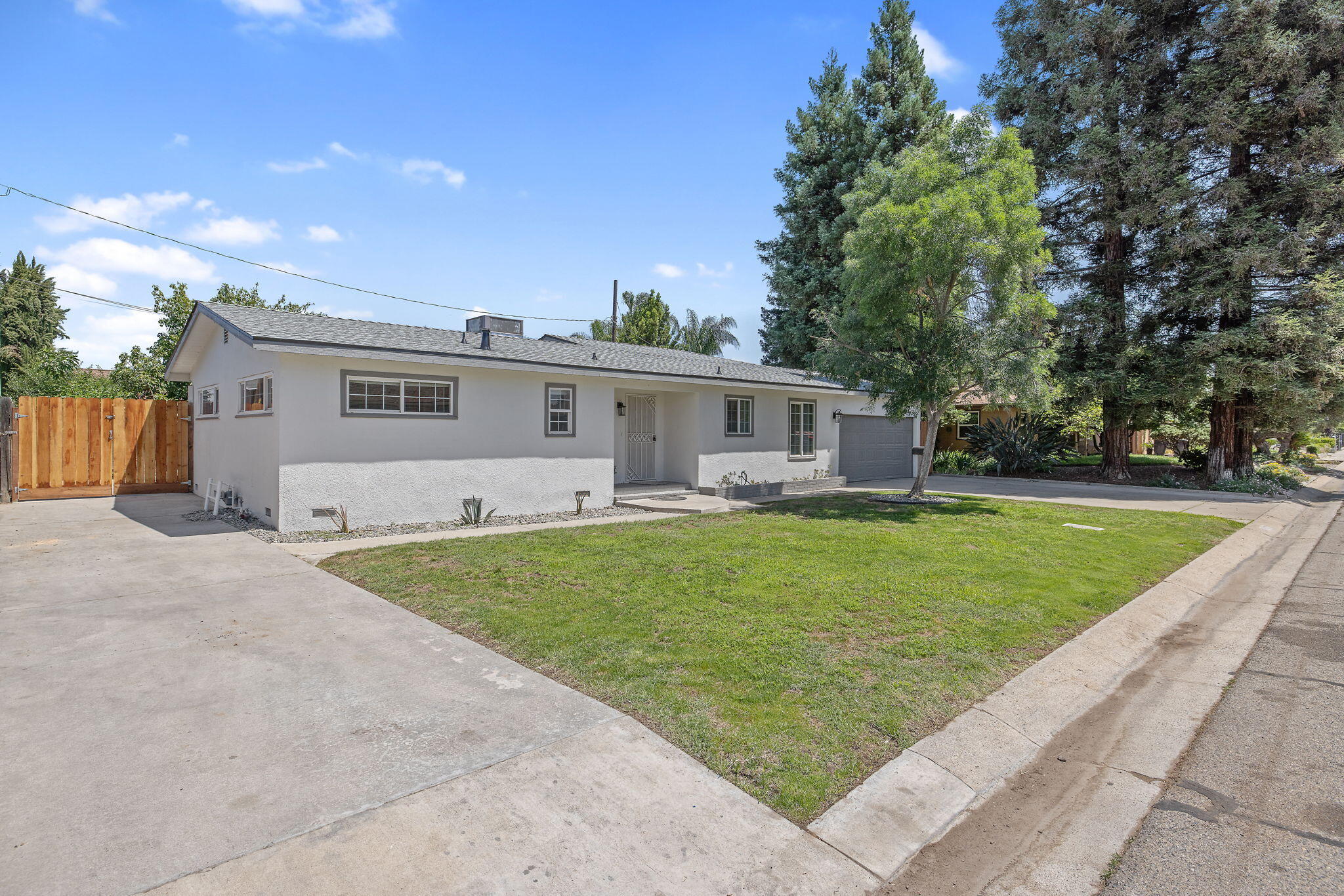 622 W Howard Ave, Visalia, CA 93277
