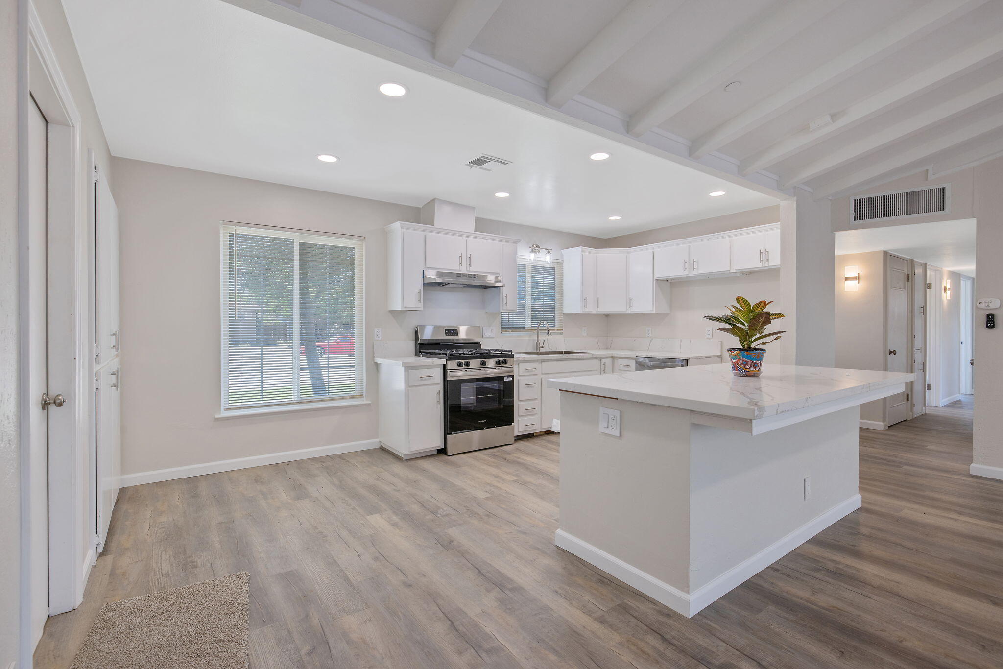 622 W Howard Ave, Visalia, CA 93277