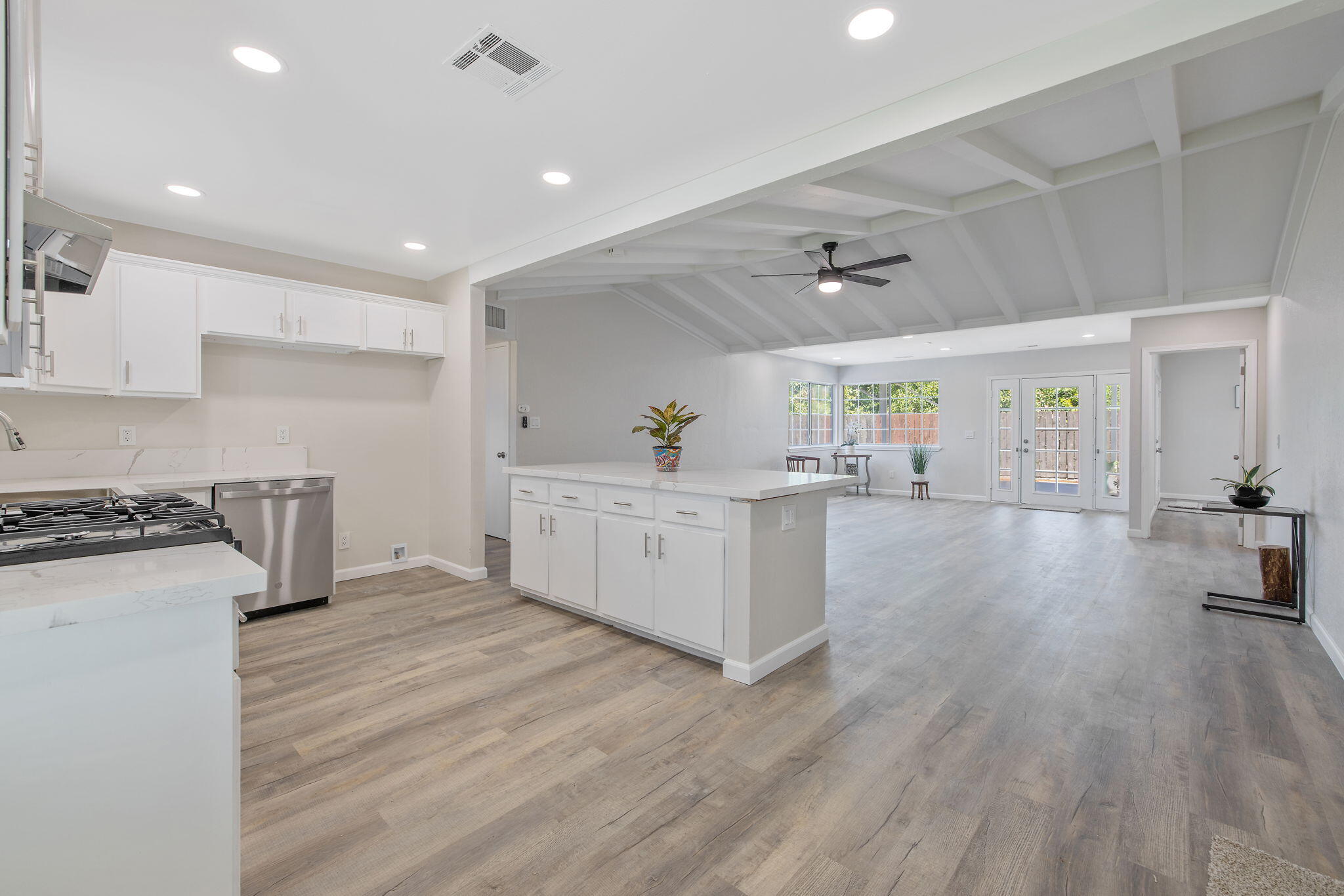 622 W Howard Ave, Visalia, CA 93277