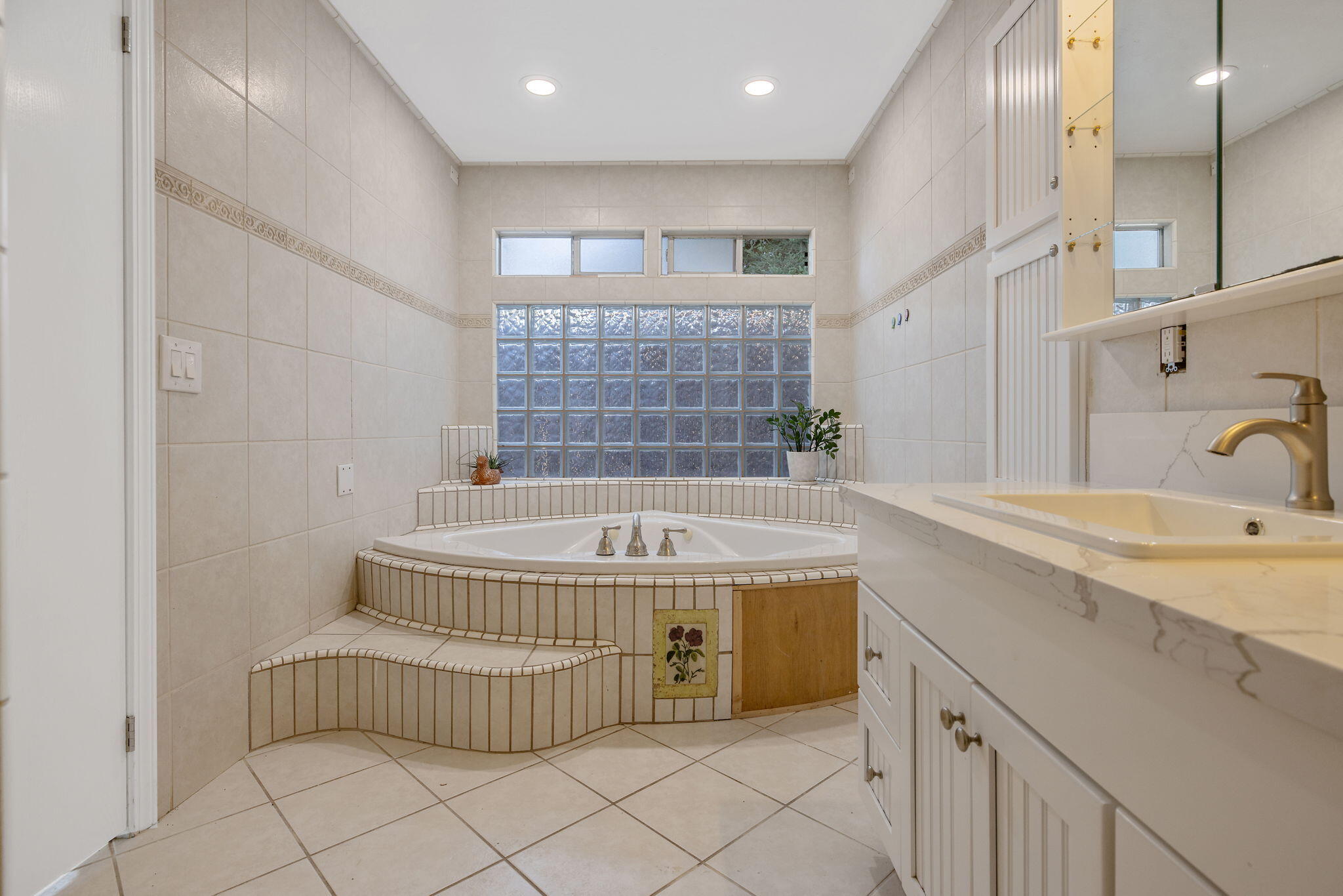 622 W Howard Ave, Visalia, CA 93277