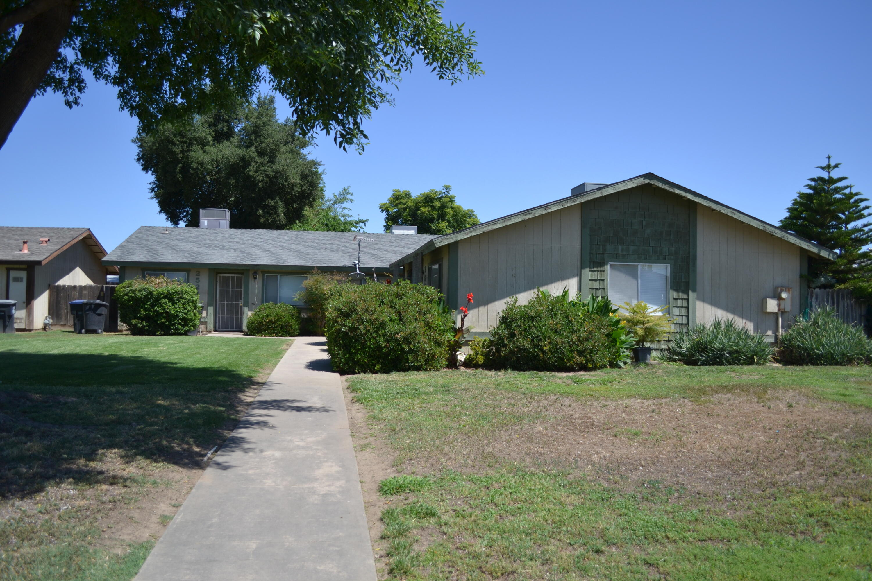 2520-2524 W Victor Ave, Visalia, CA 93277