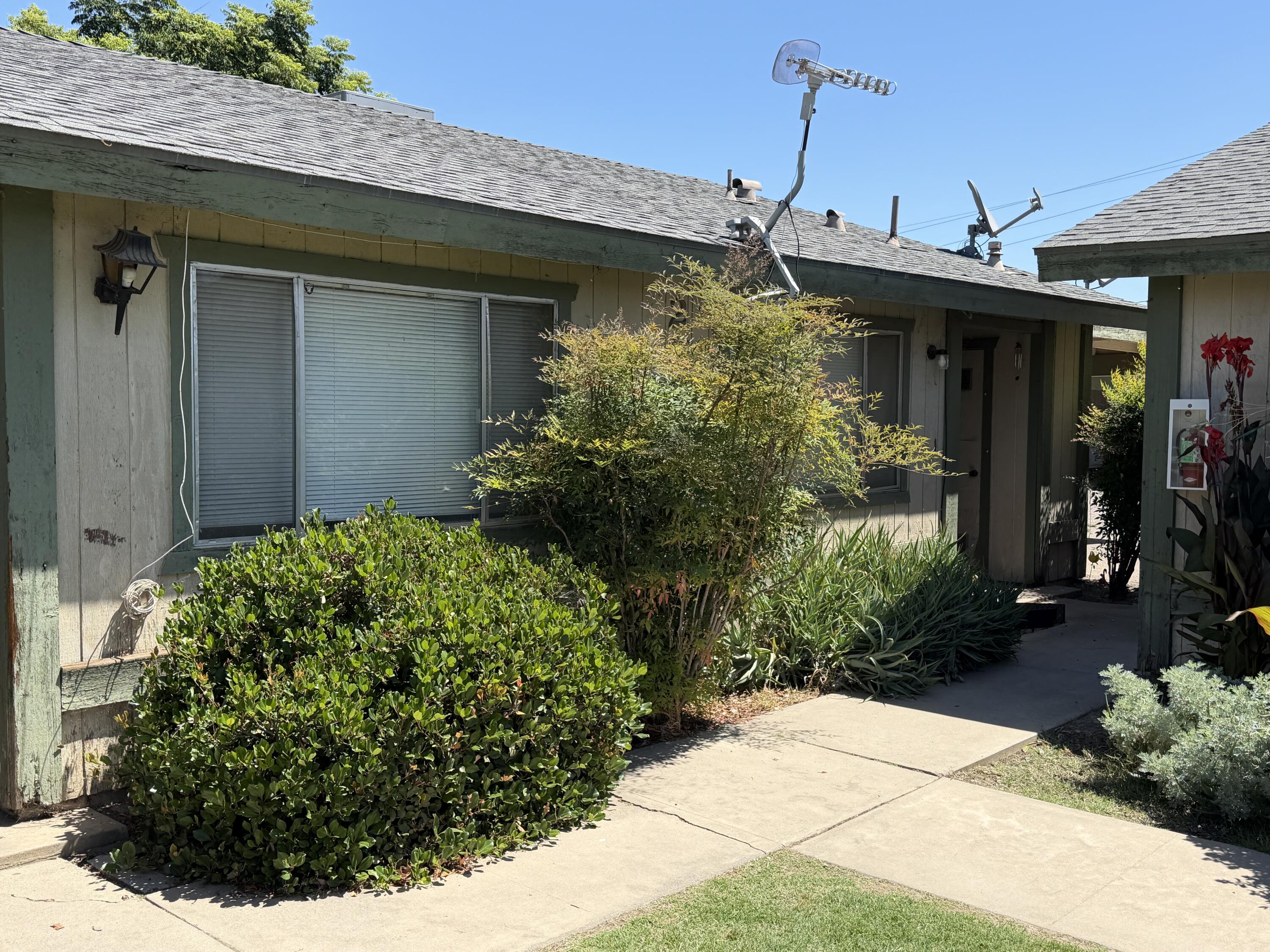 2520-2524 W Victor Ave, Visalia, CA 93277