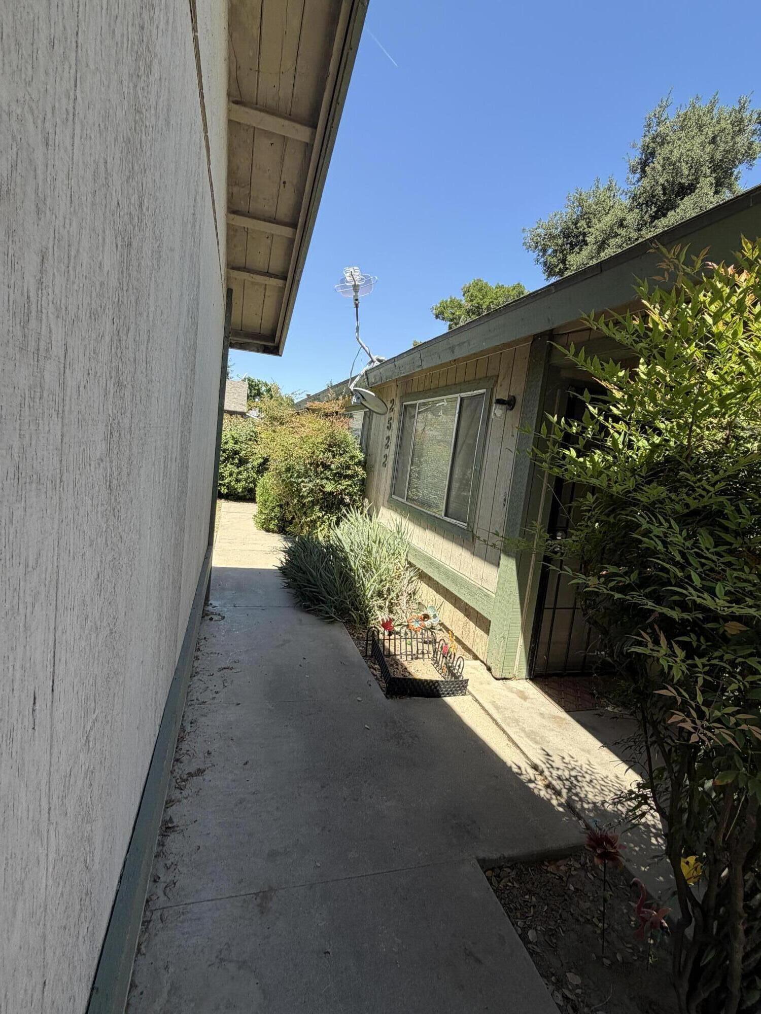 2520-2524 W Victor Ave, Visalia, CA 93277