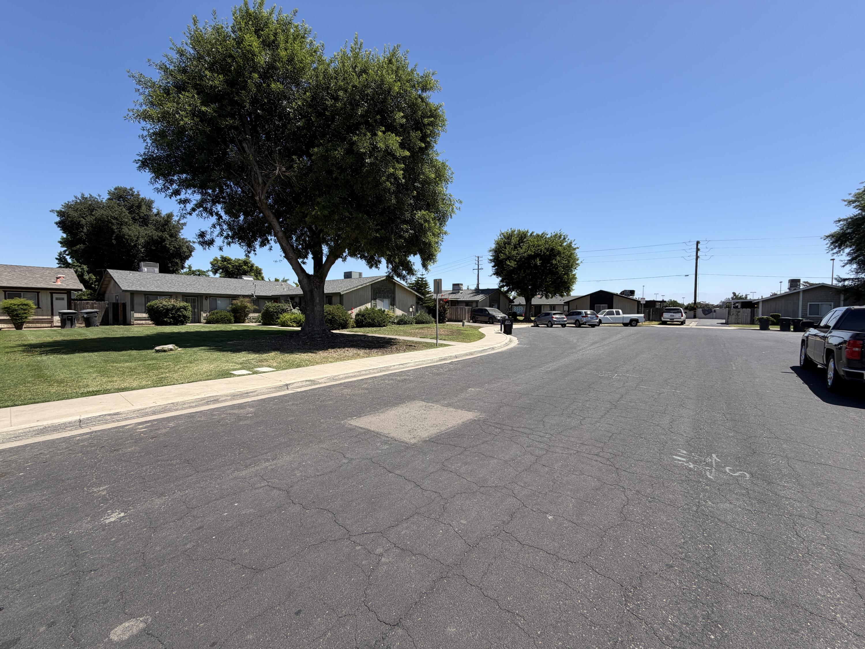 2520-2524 W Victor Ave, Visalia, CA 93277