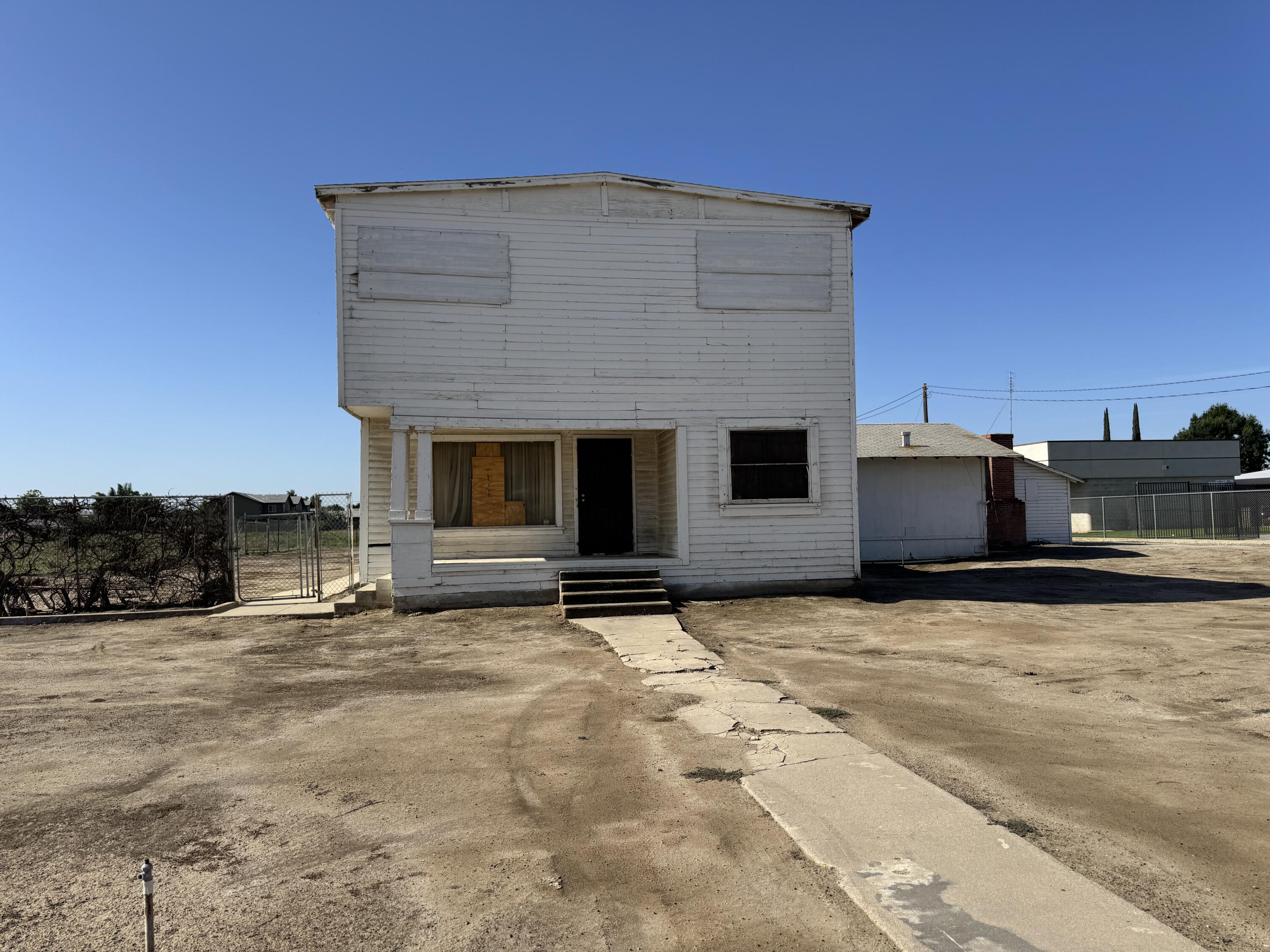 633 W Westfield Ave, Porterville, CA 93257