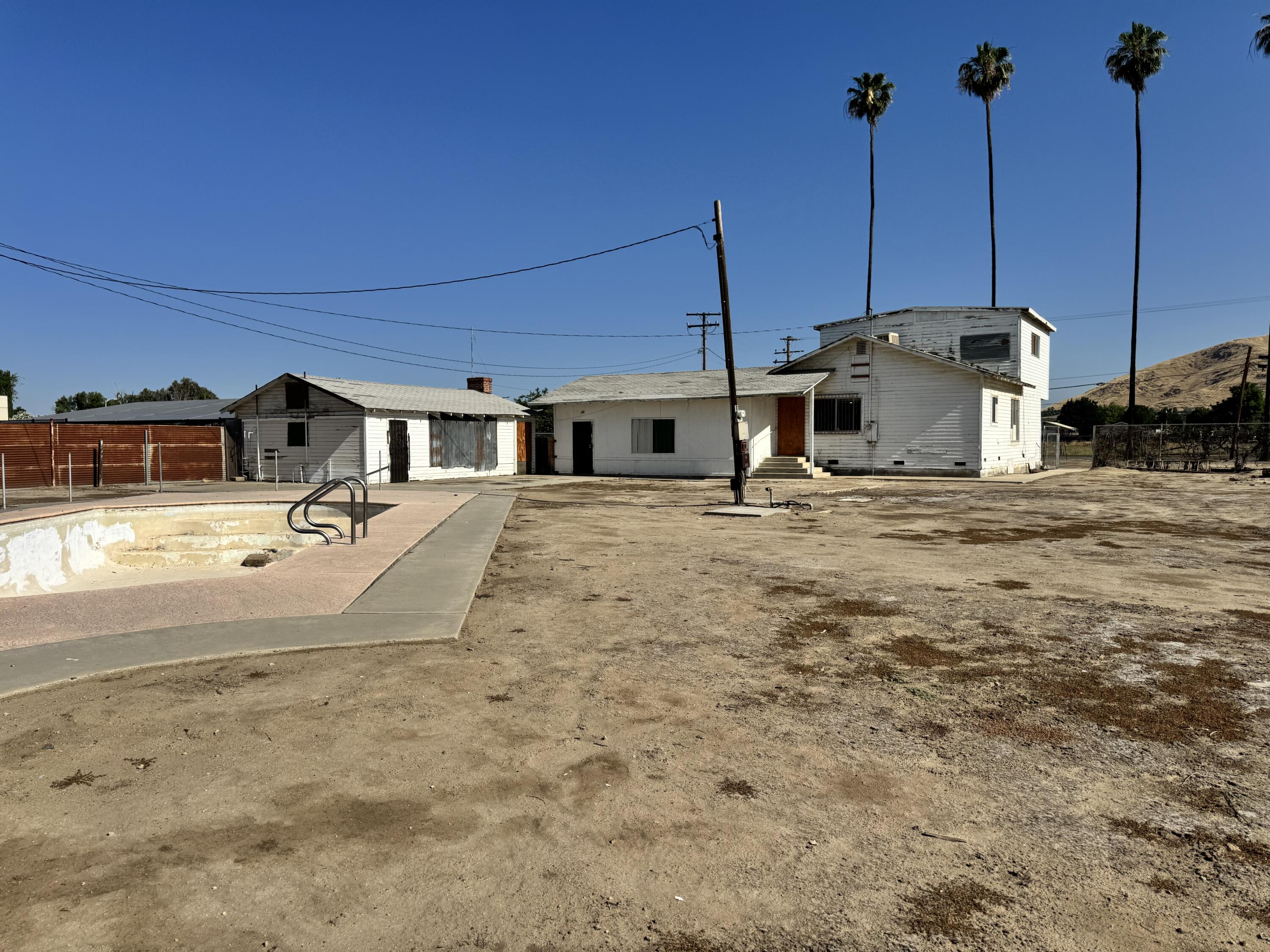 633 W Westfield Ave, Porterville, CA 93257