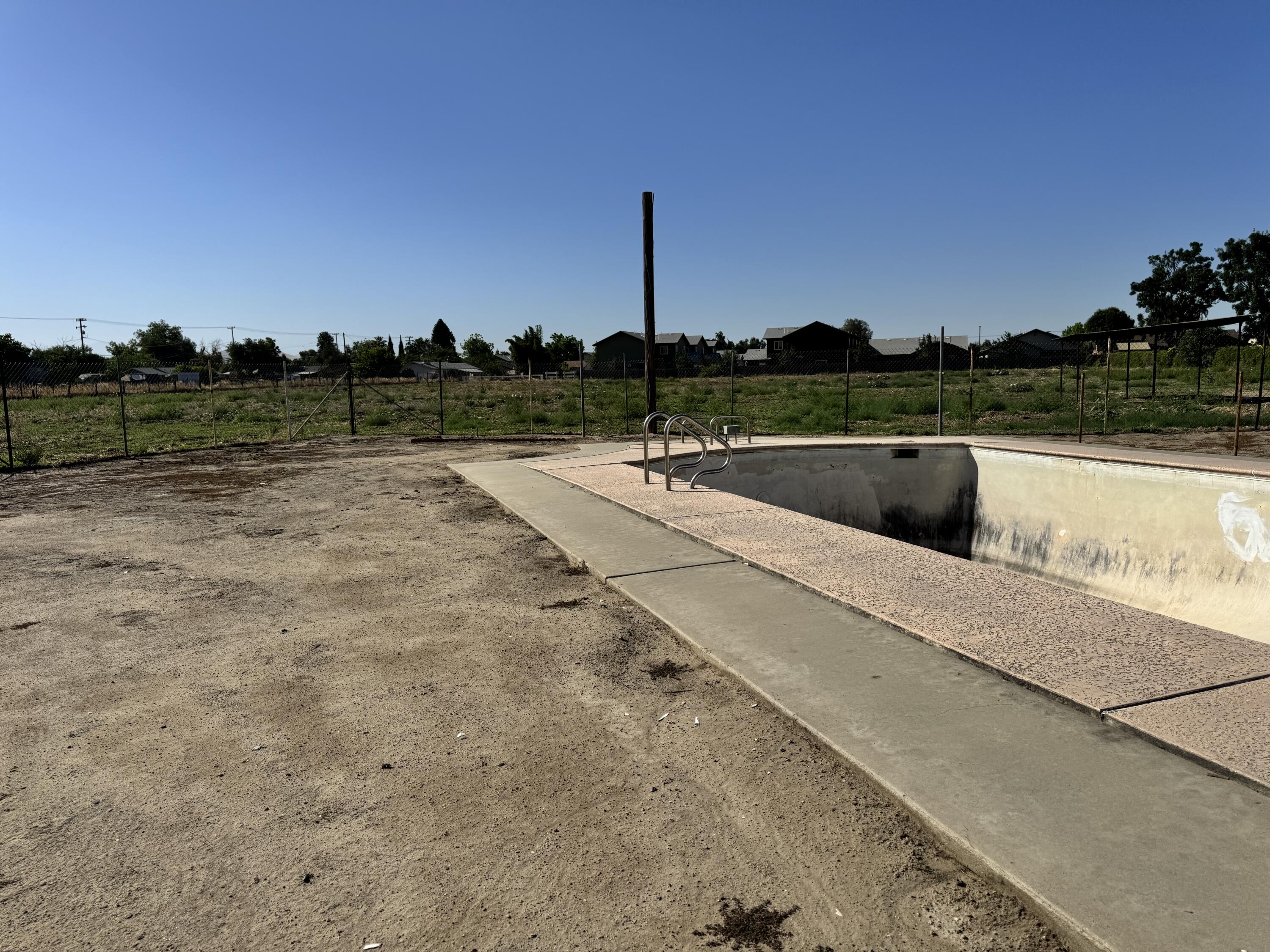 633 W Westfield Ave, Porterville, CA 93257