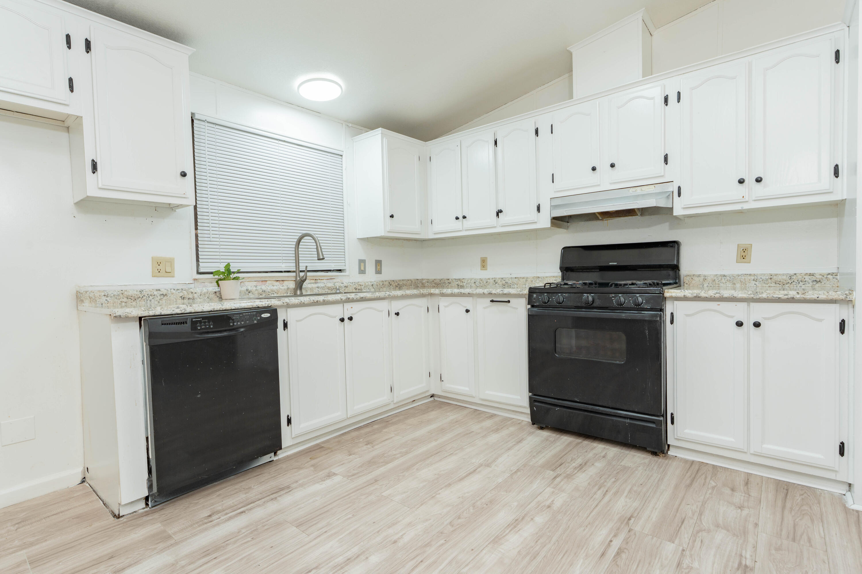 975 N H St #41, Tulare, CA 93274