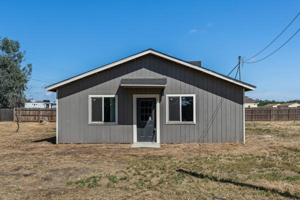 2557 E Stanford Ave, Pixley, CA 93256