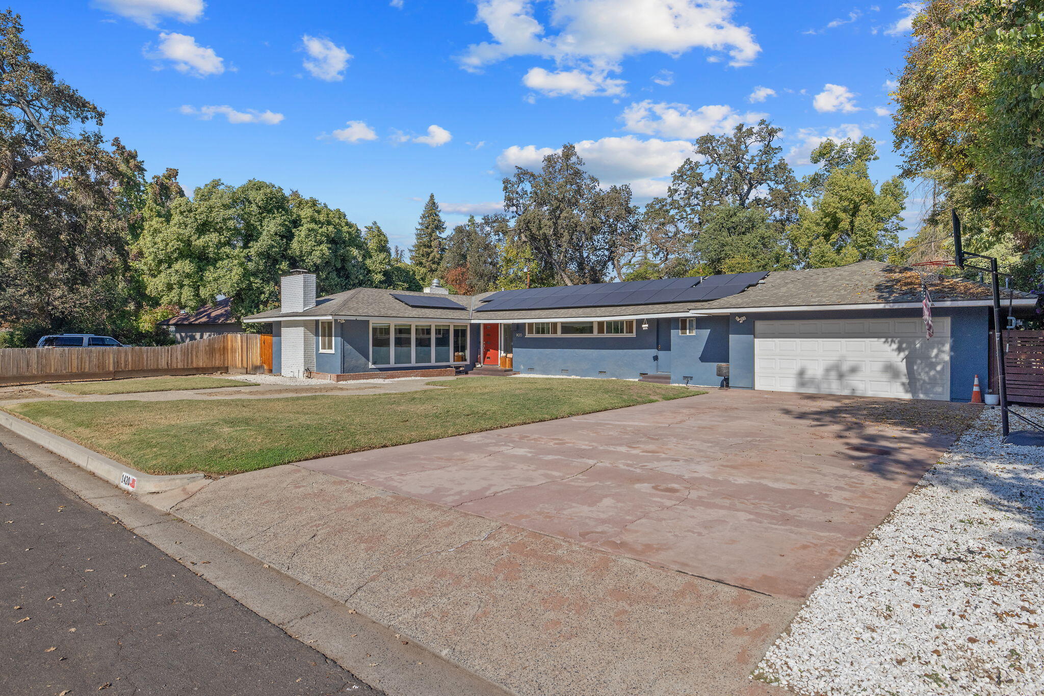 1420 W Meadow Ave, Visalia, CA 93277