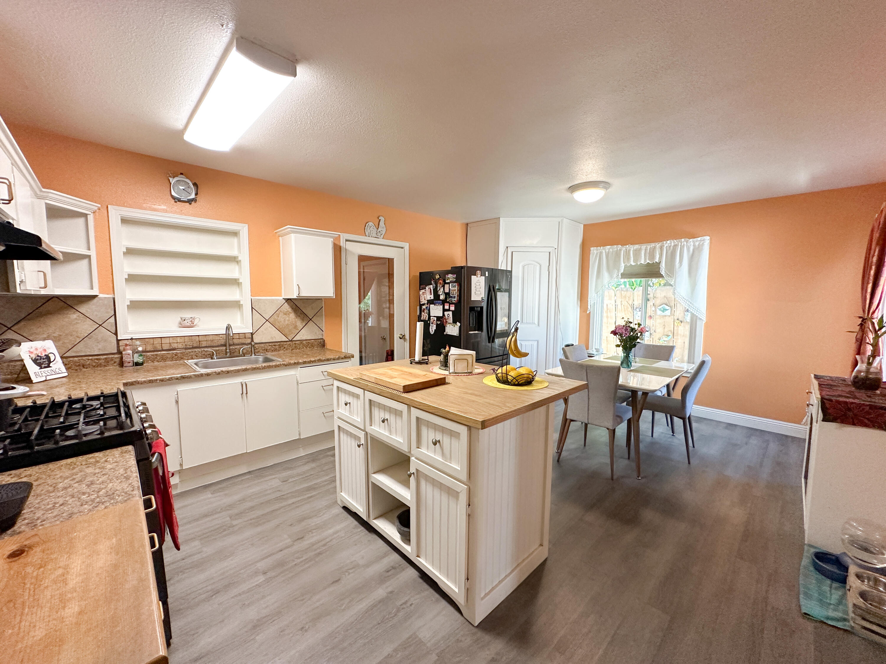 470 N Bates Ave, Dinuba, CA 93618