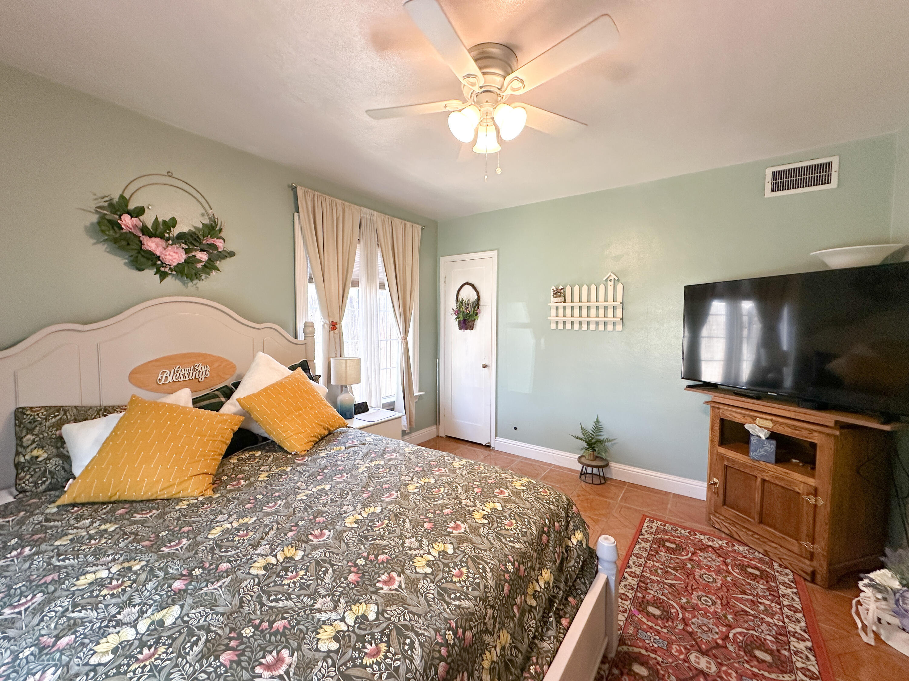 470 N Bates Ave, Dinuba, CA 93618