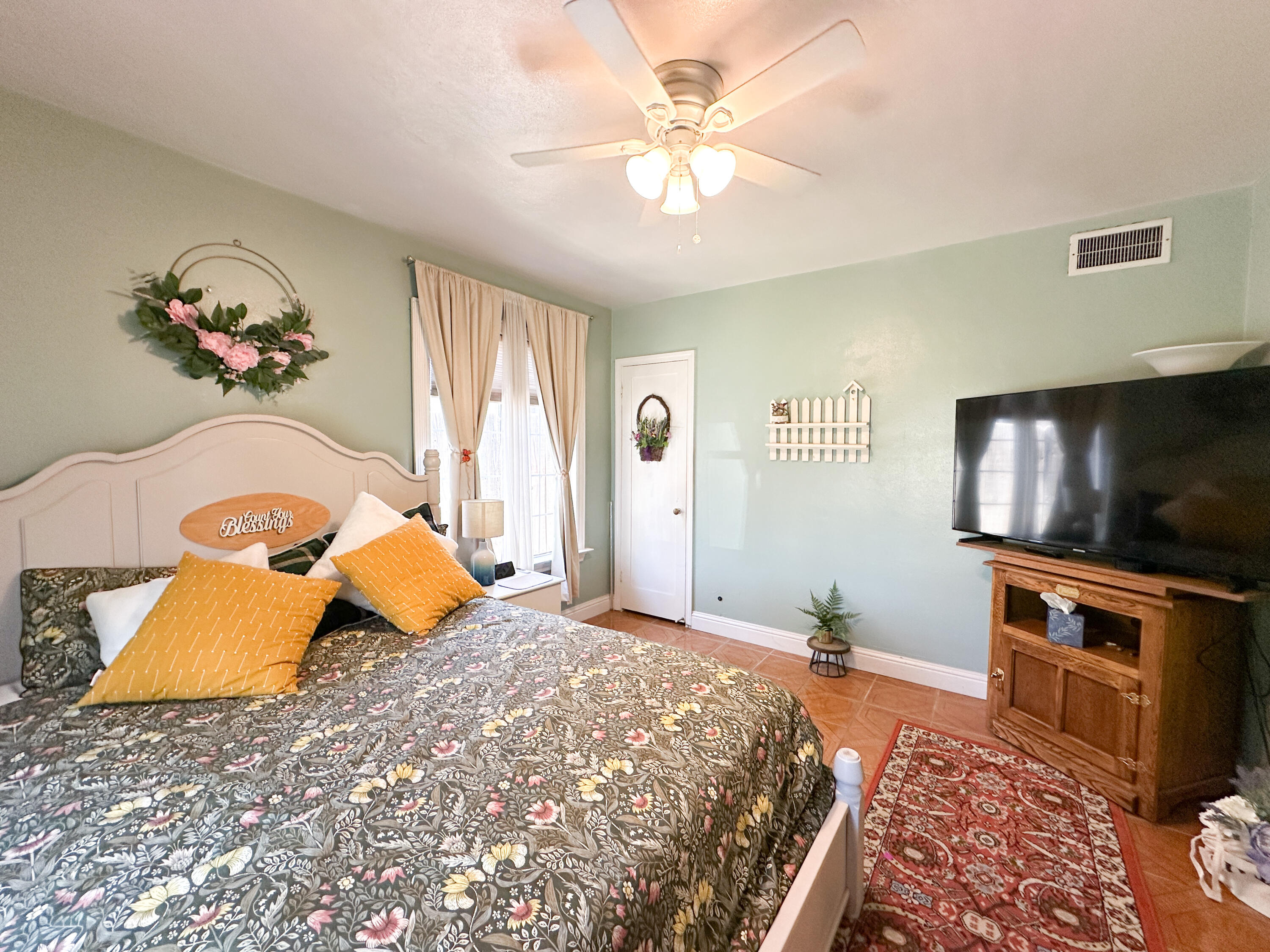 470 N Bates Ave, Dinuba, CA 93618
