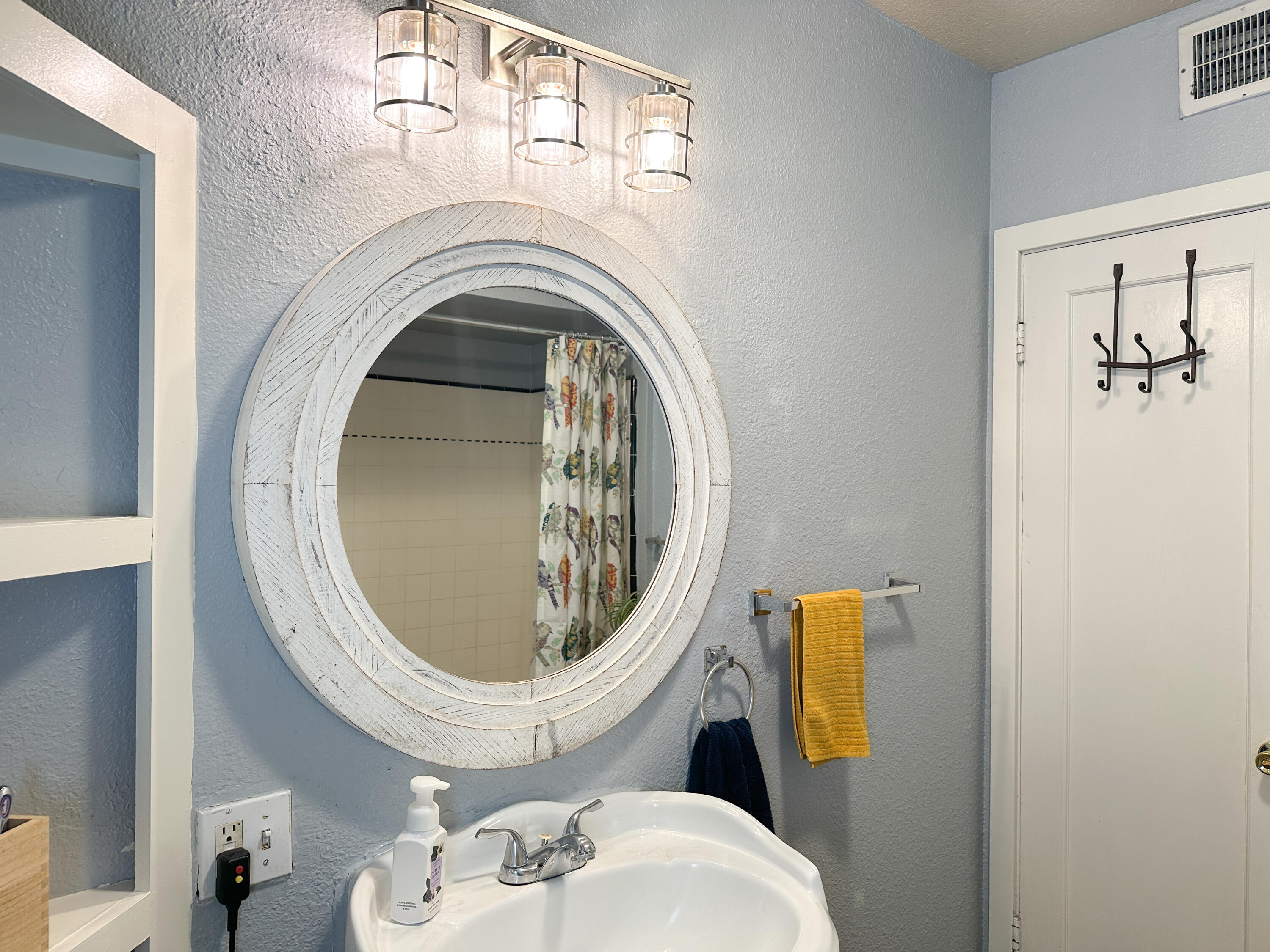 470 N Bates Ave, Dinuba, CA 93618