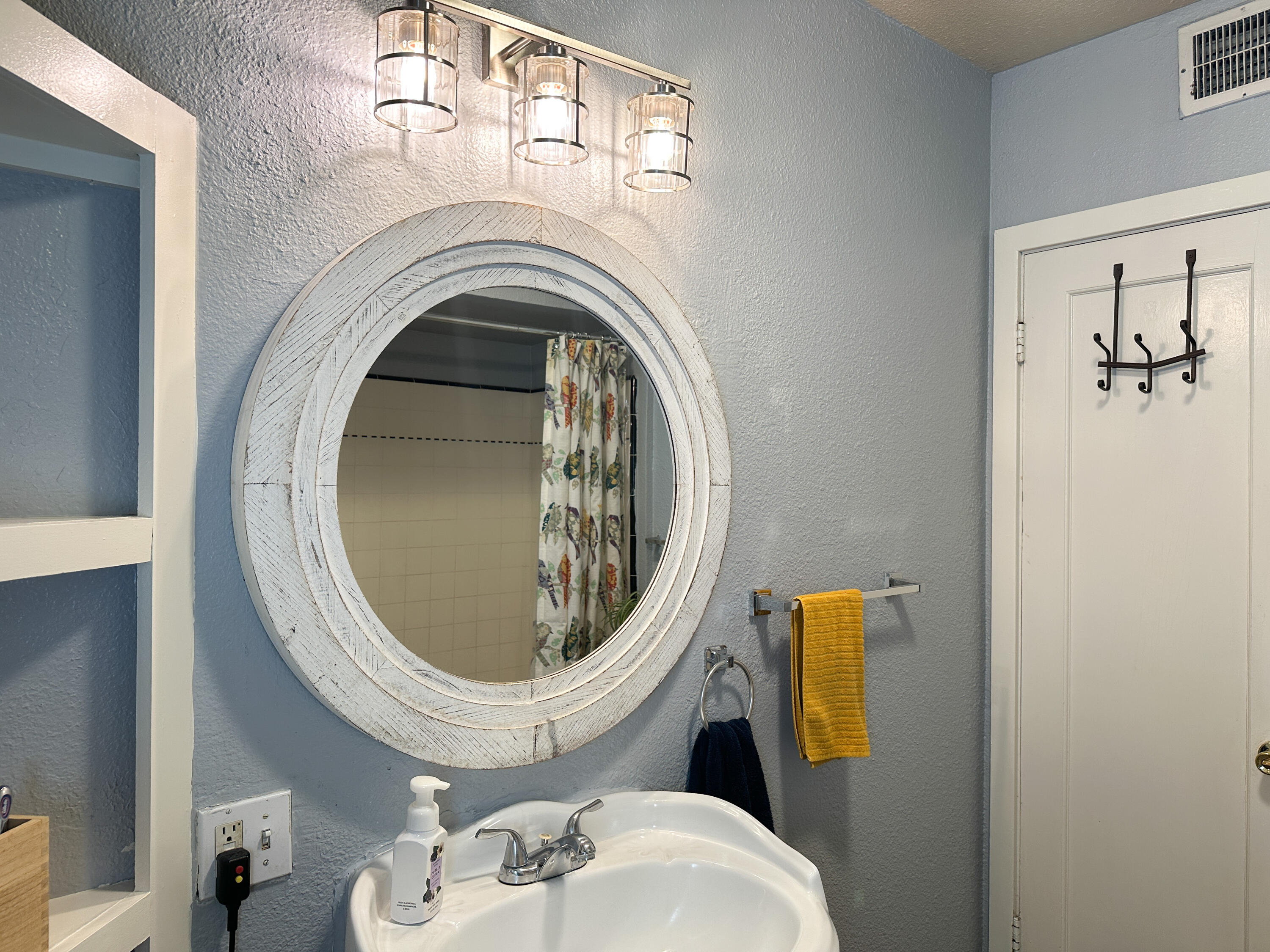 470 N Bates Ave, Dinuba, CA 93618