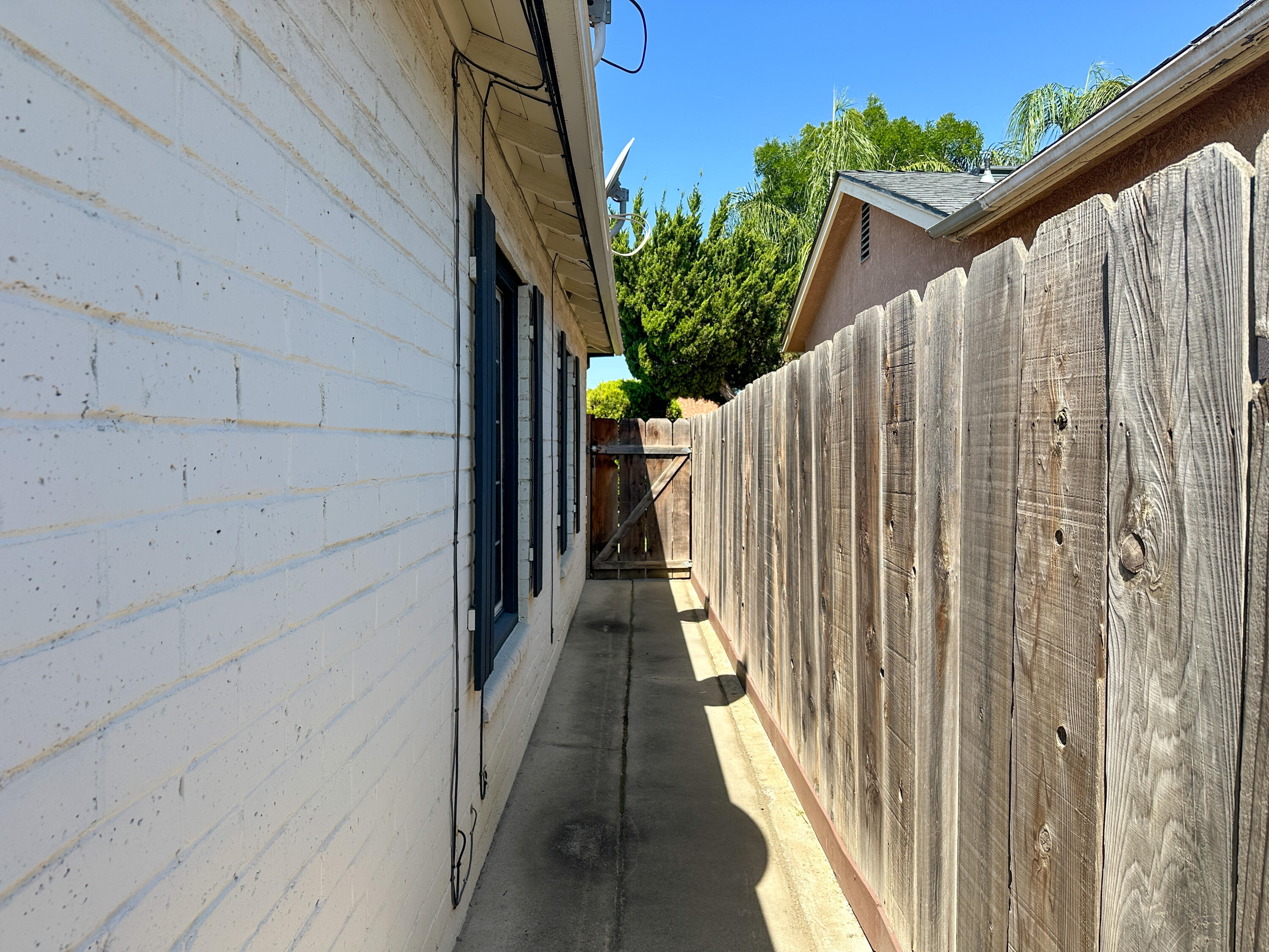 470 N Bates Ave, Dinuba, CA 93618