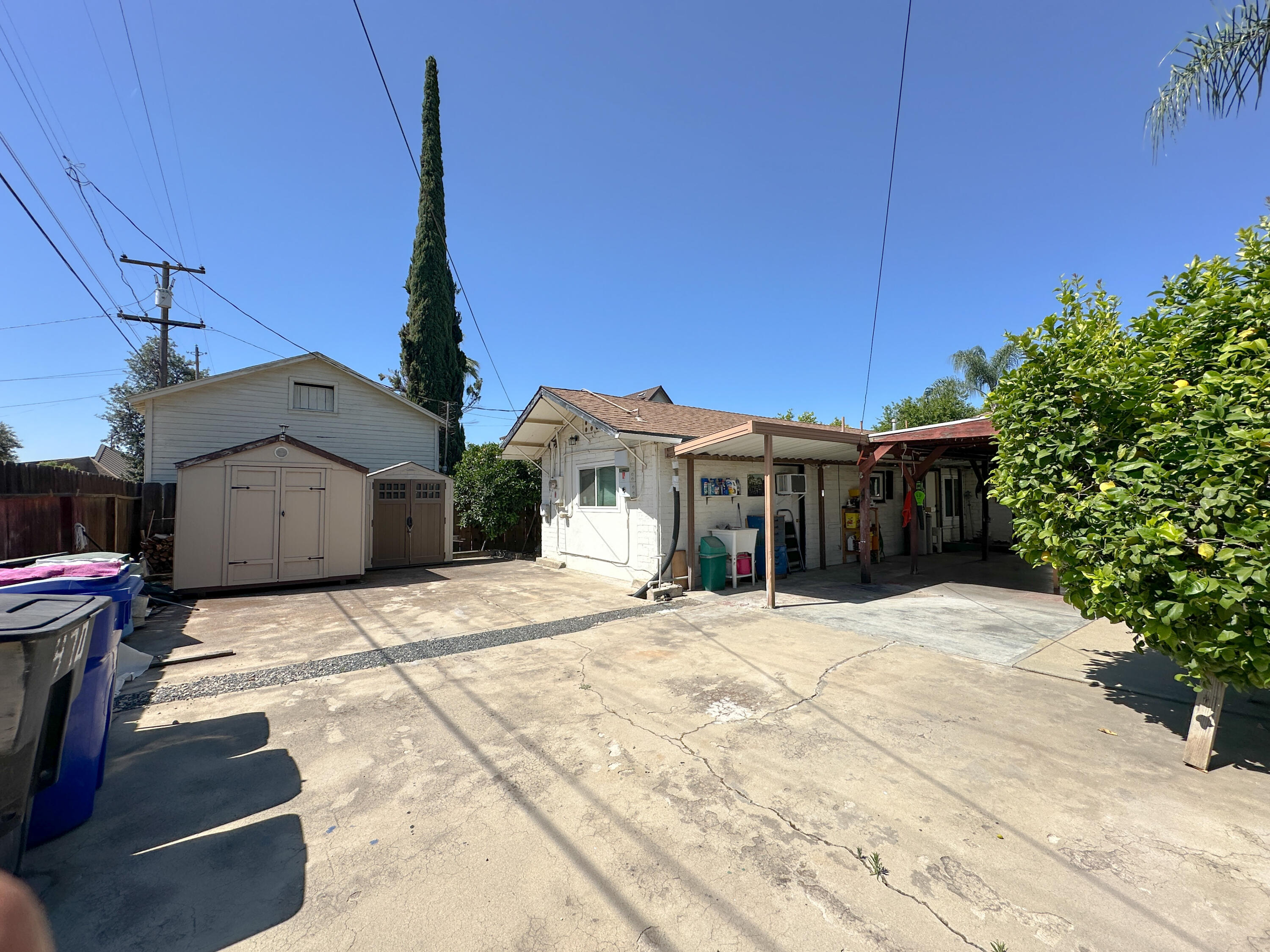 470 N Bates Ave, Dinuba, CA 93618