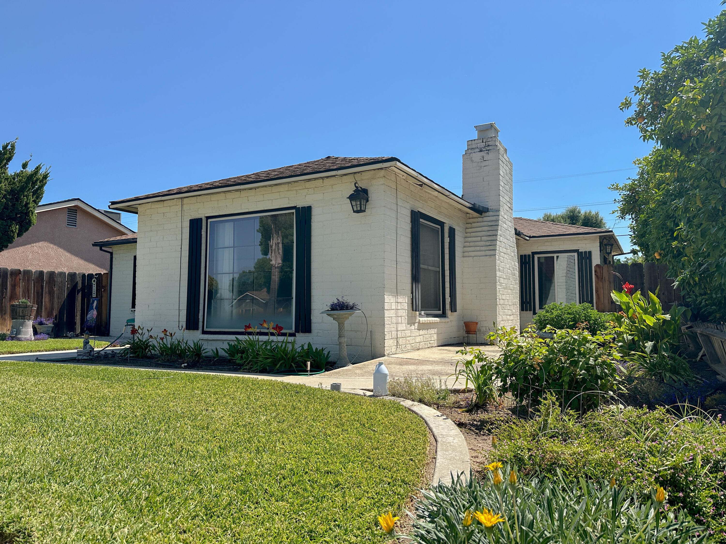 470 N Bates Ave, Dinuba, CA 93618