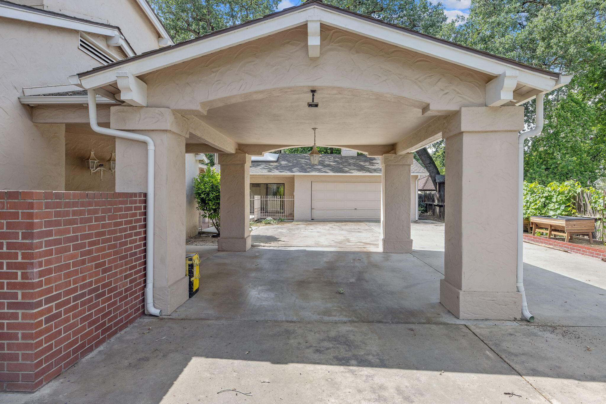 1409 W Beverly Dr, Visalia, CA 93277