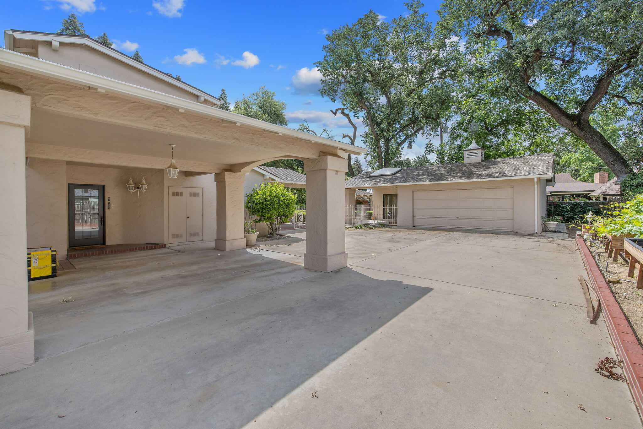 1409 W Beverly Dr, Visalia, CA 93277